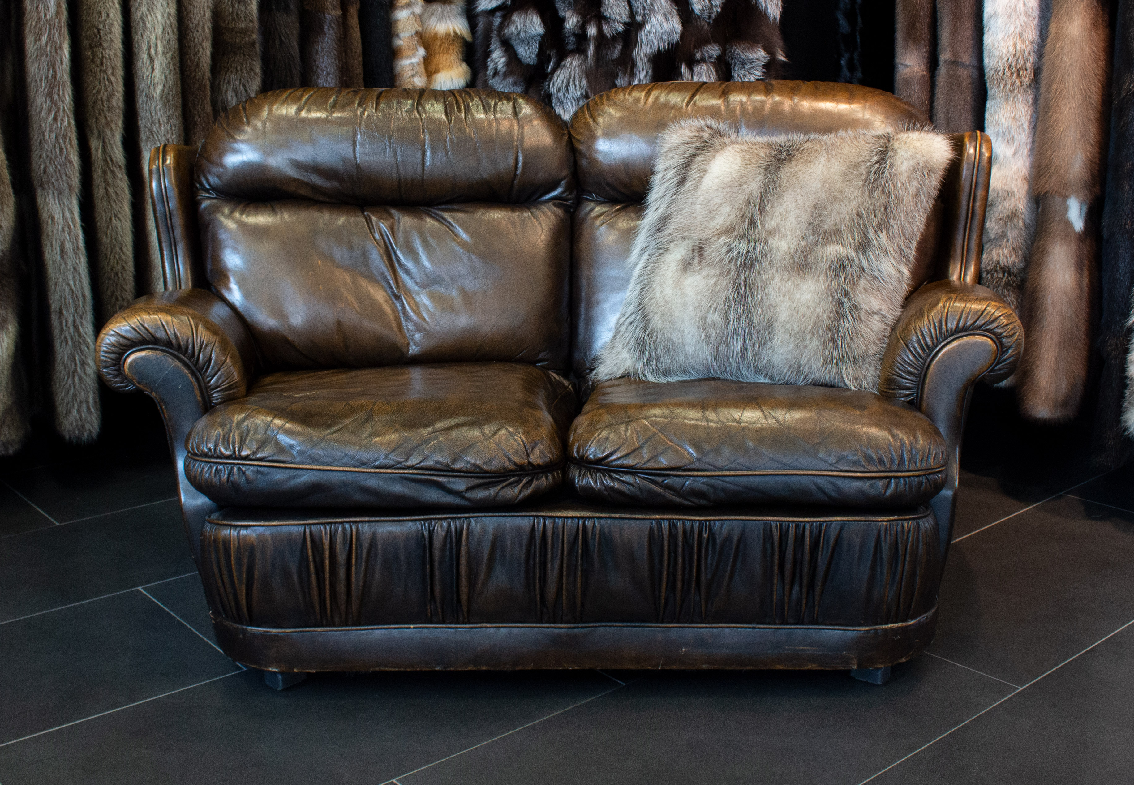 3-5845-Doppelseitige-Amerikanische-Opossum-Fellkissen-Echtpelz Amerikanisches Opossum Fellkissen