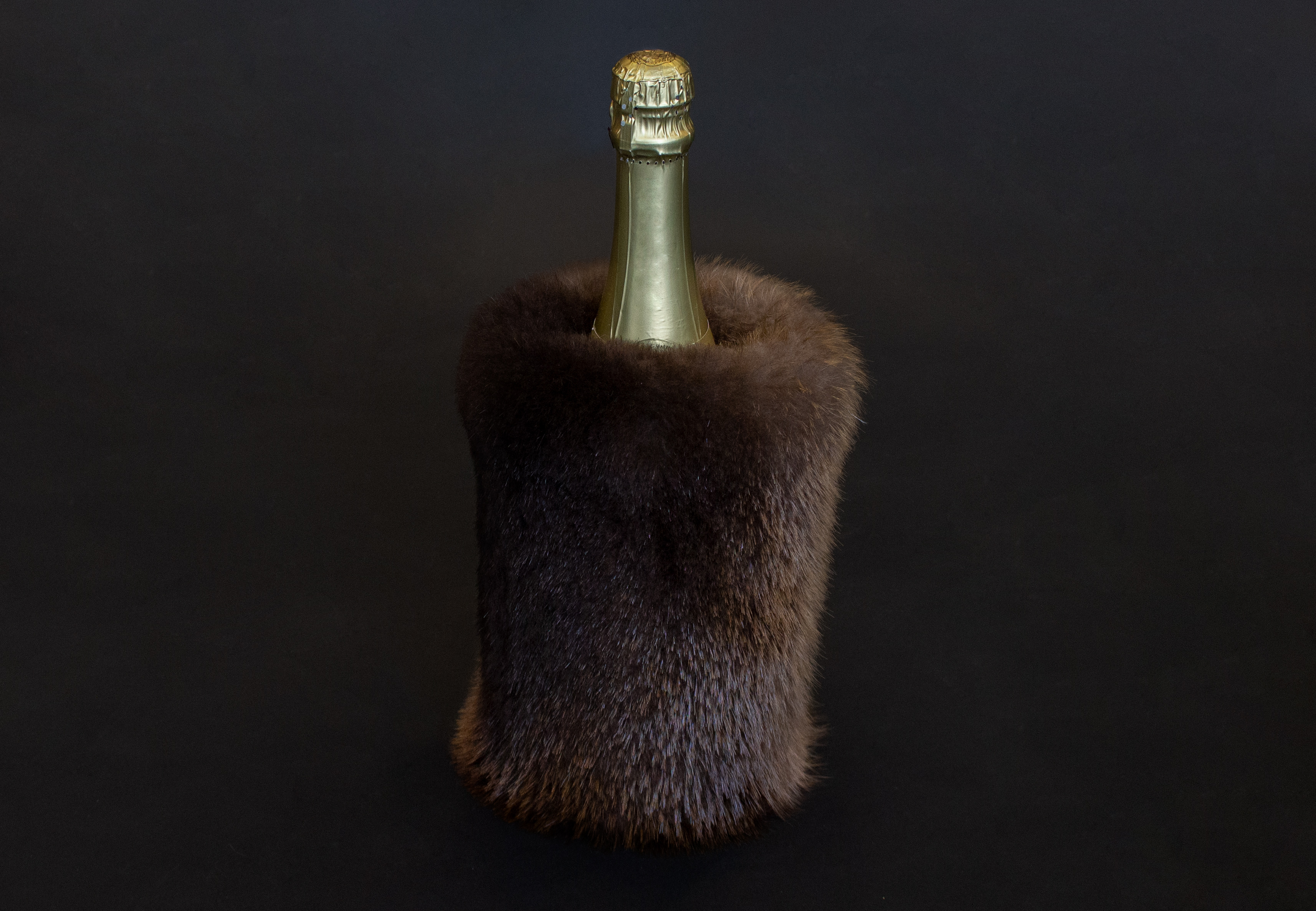 2-4122-Weink-hler-Kanadisches-Biberfell-braun-Sekthusse Weinkühler aus Kanadischem Biberfell in braun