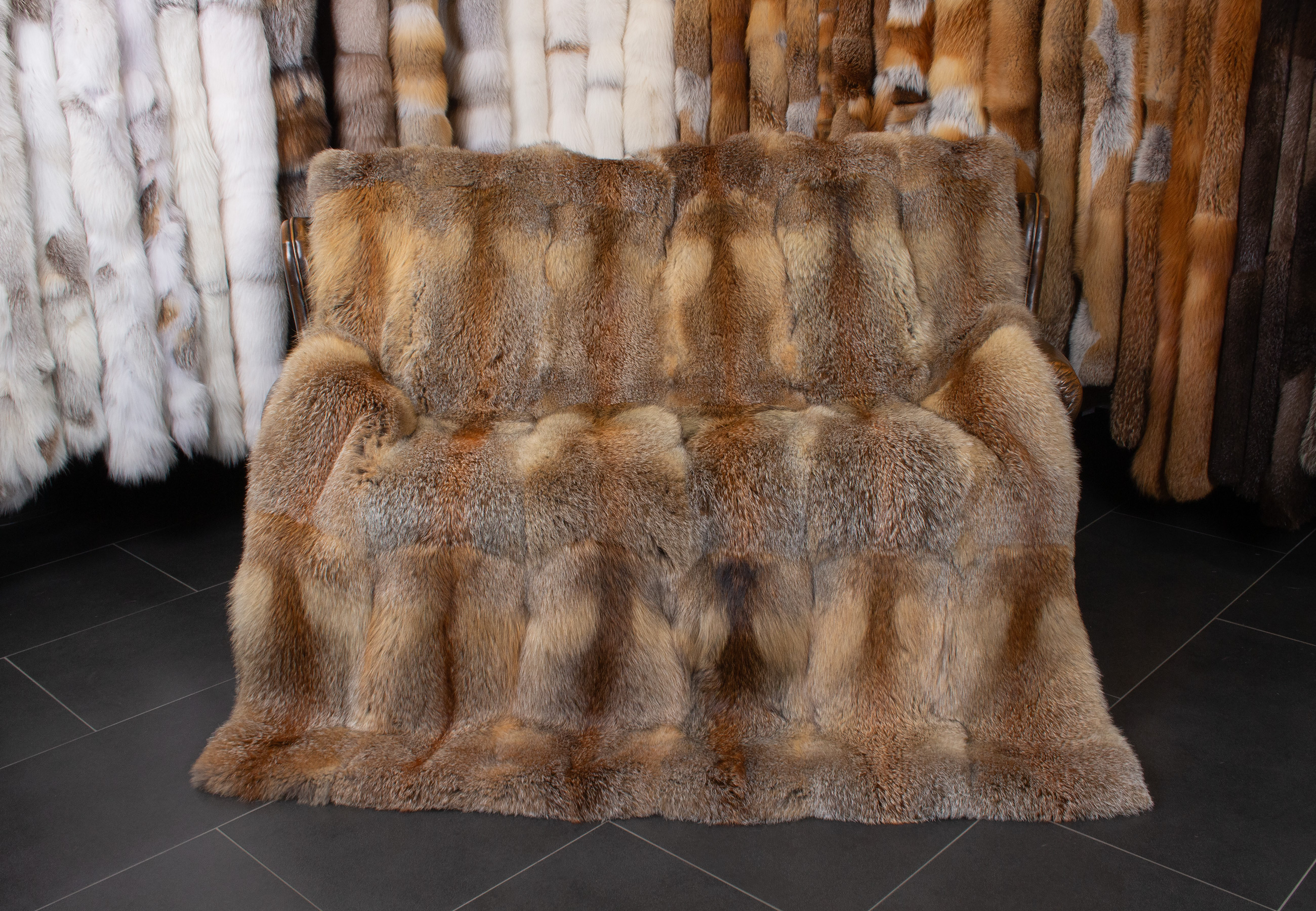 Dunkle Felldecke aus europäischem Rotfuchs "Almflair" Dunkle Felldecke aus europäischem Rotfuchs "Almflair"