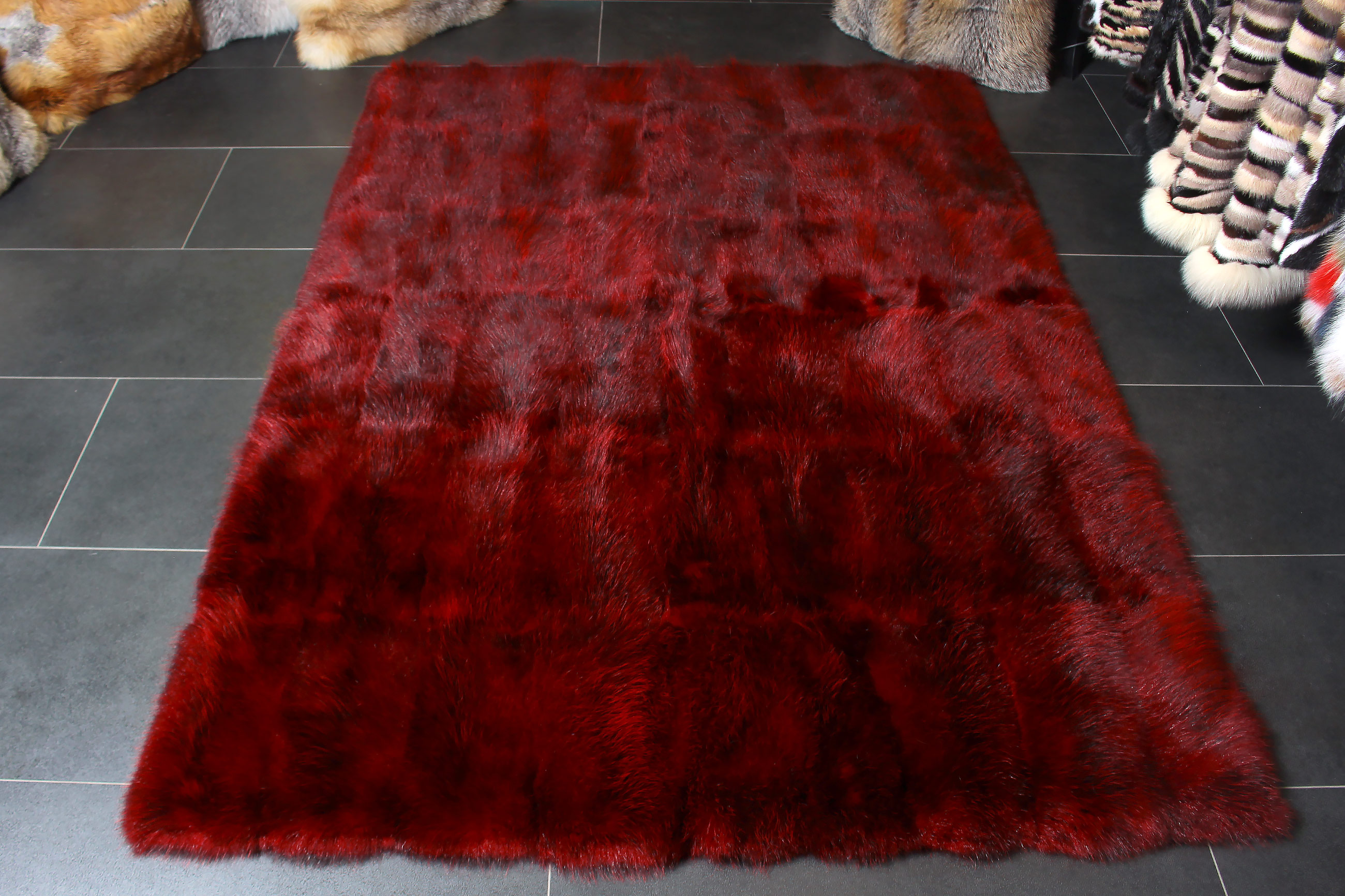 2-2405-Opossum-Echtpelz-Teppich-Rot-Lars-Paustian Opossum Echtpelz Teppich in Rot