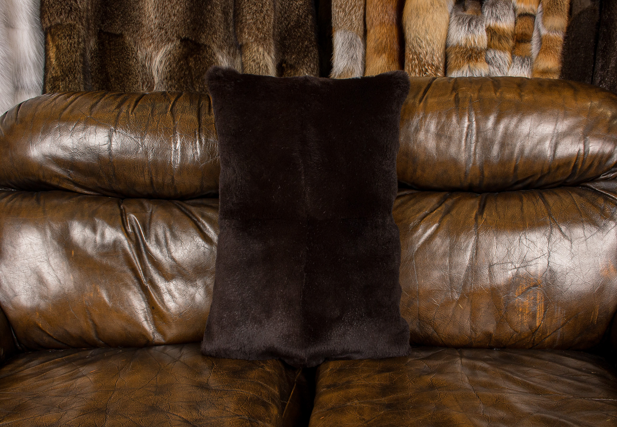 Dunkelbraunes Kanin Fellkissen geschoren Dunkelbraunes Kanin Fellkissen geschoren