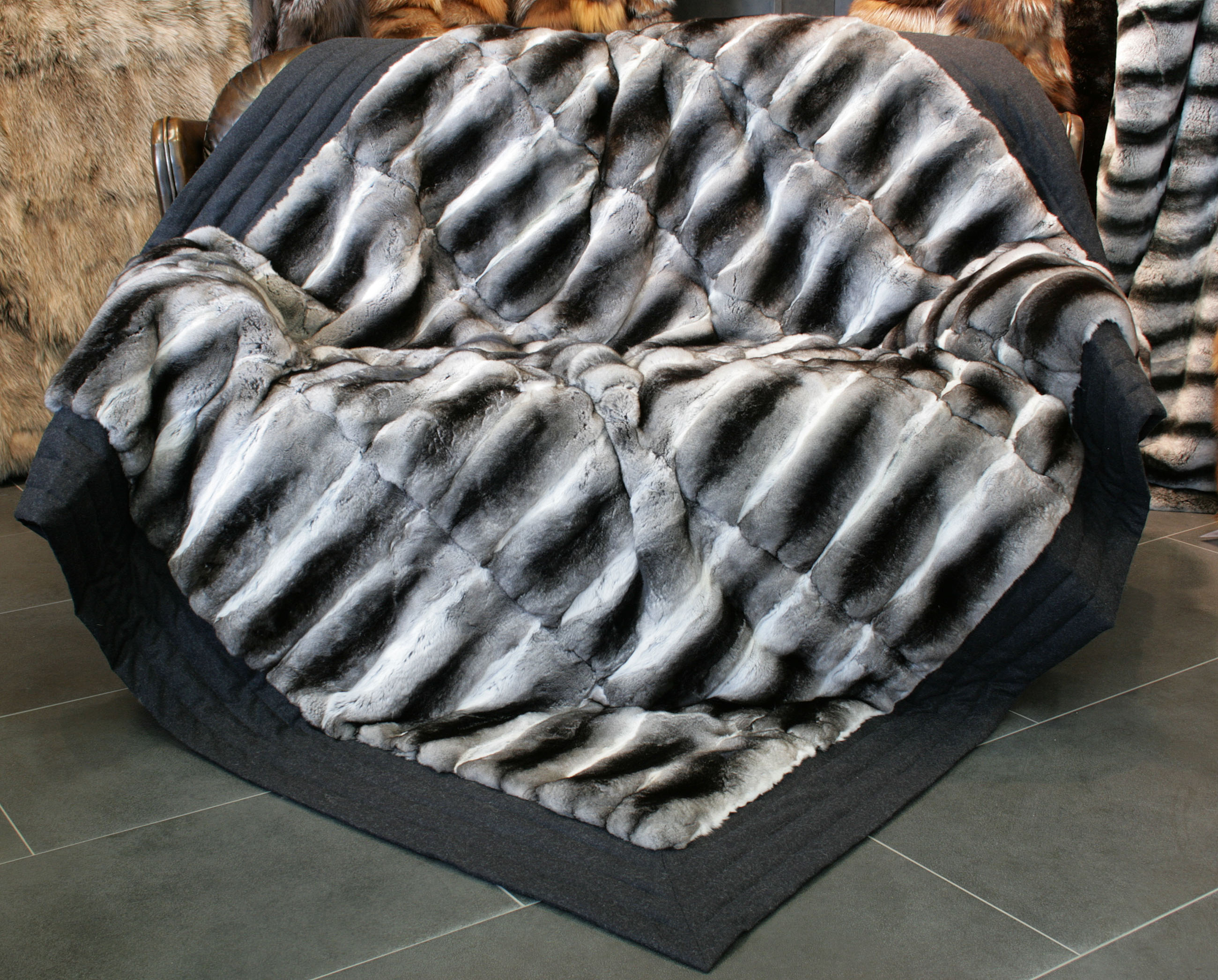 chinchilla-pelzdecke-stoffrand-silber-schwarz-weiss-1 Chinchilla Pelzdecke mit Tiroler Loden Rand