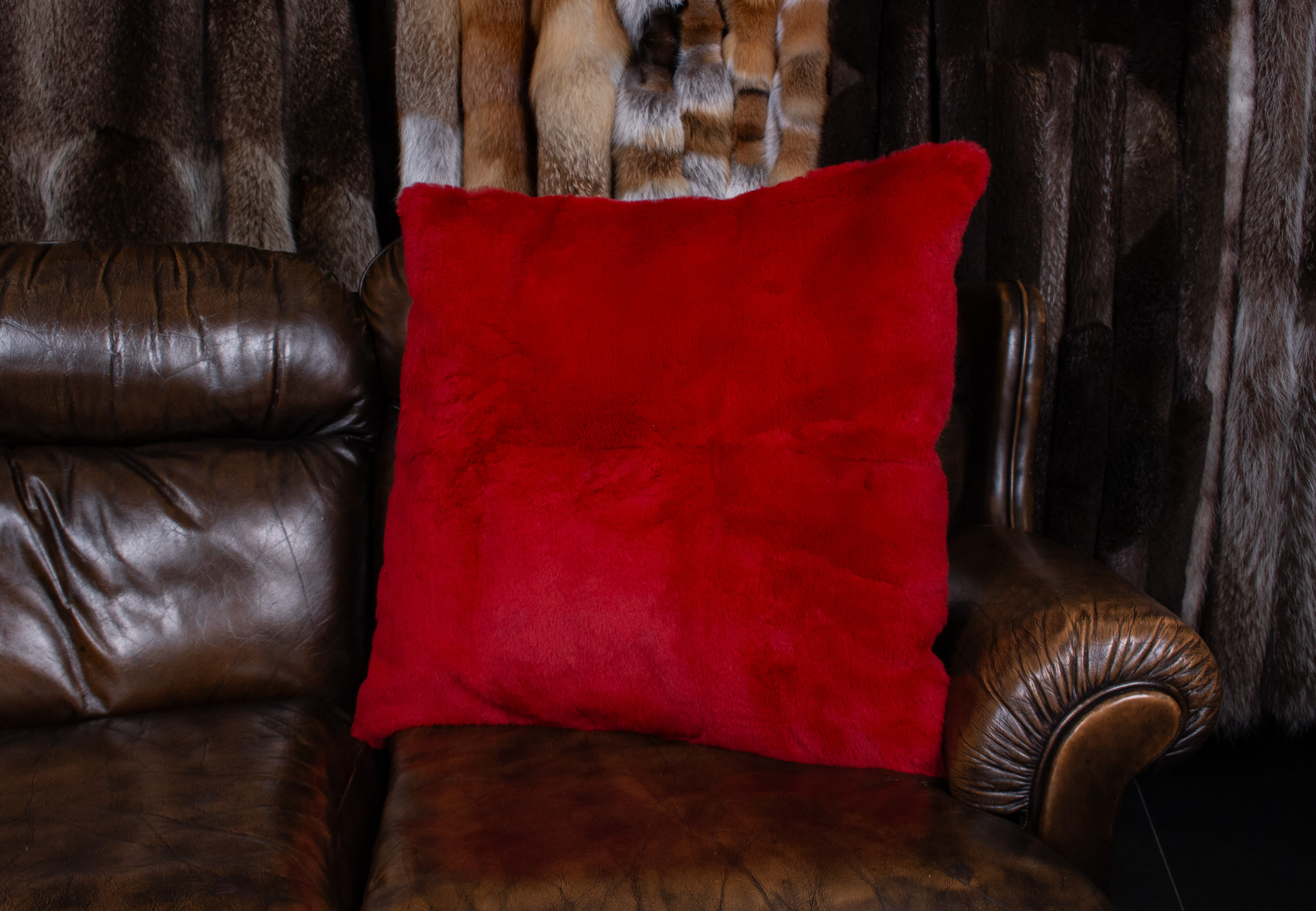 Gemütliches Kanin Fellkissen in edlem Rot Gemütliches Kanin Fellkissen in edlem Rot
