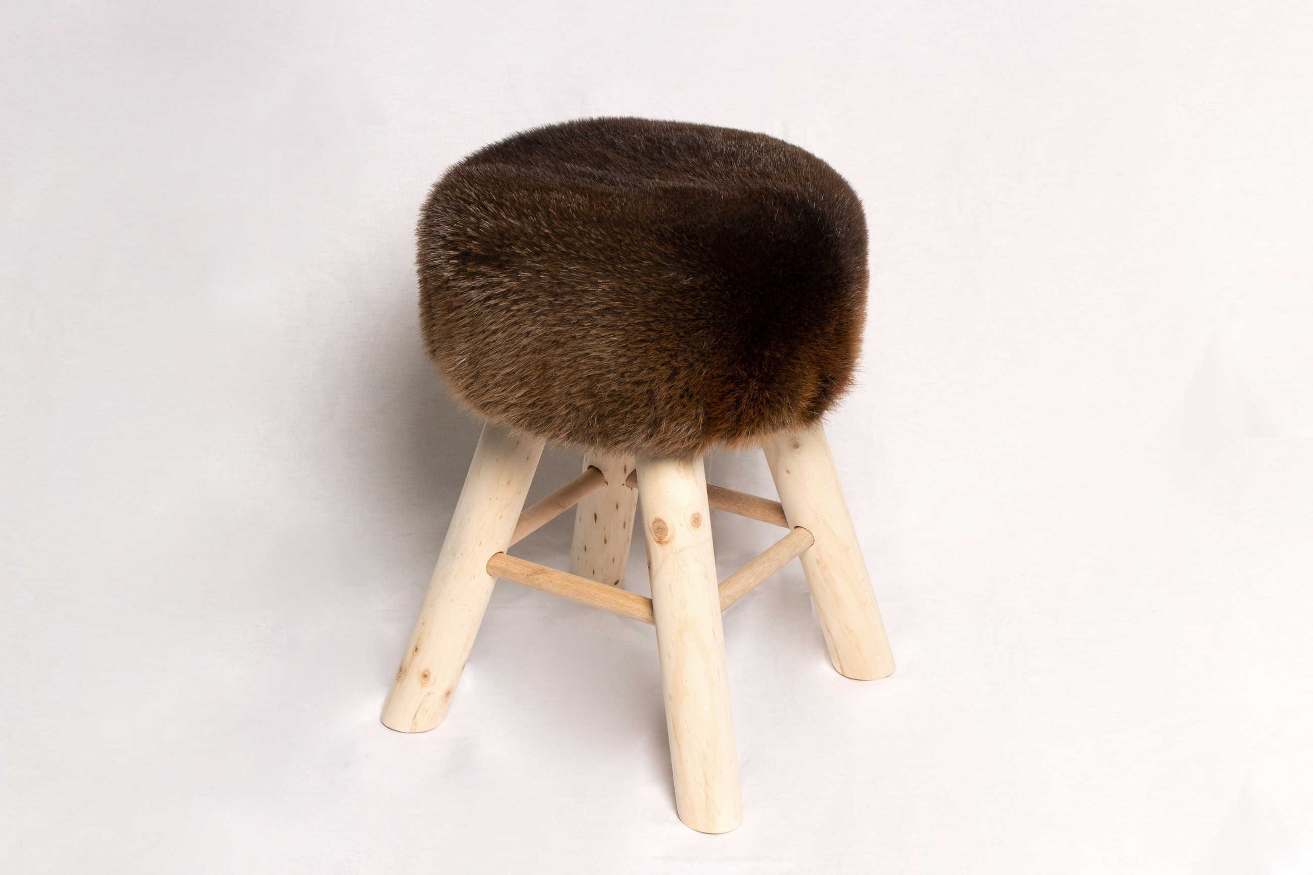 2-9140-Rustikaler-Pelz-Hocker-kanadische-Biberfelle-Lars-Paustian Rustikaler Pelz Hocker aus kanadischen Biberfellen
