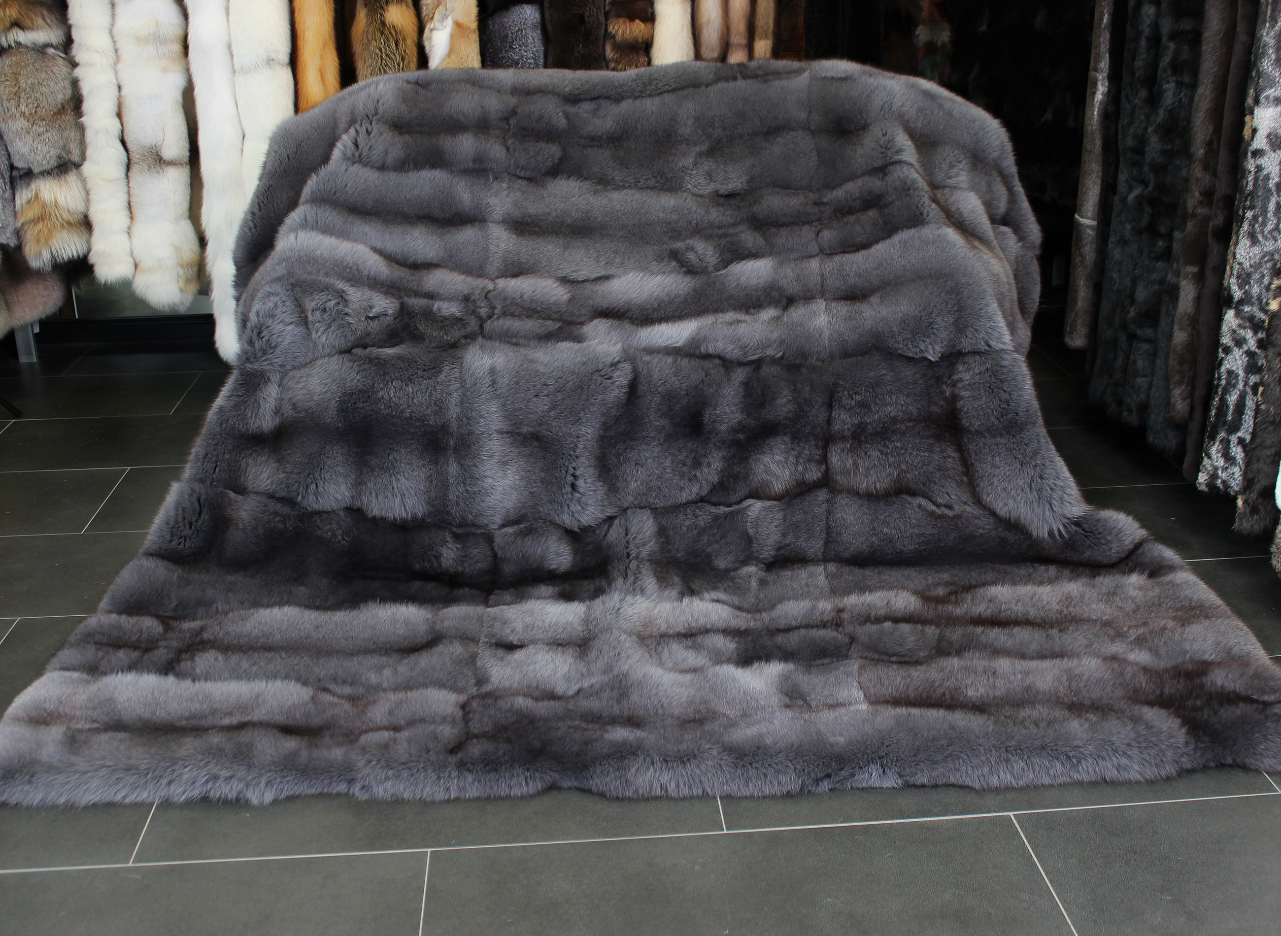 5-Blaufuchs-Pelzdecke-Saga-furs-graphitgrau Kuschelige Blaufuchs Pelzdecke in Graphitgrau