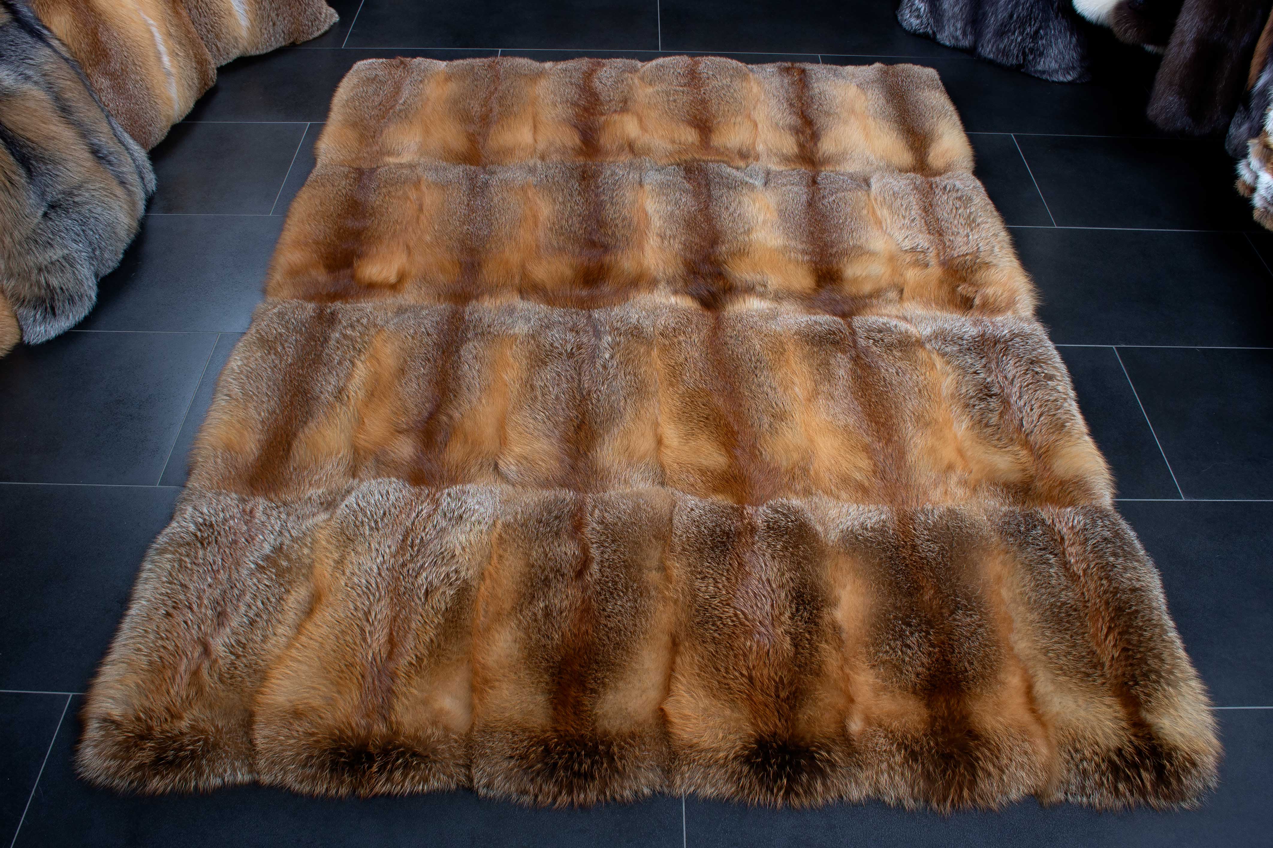 2-1542-Europaeischer-Rotfuchs-Echtfell-Fuchsteppich-Almflair-Lars-Paustian Europäischer Rotfuchs Echtfell Fuchsteppich "Almflair"