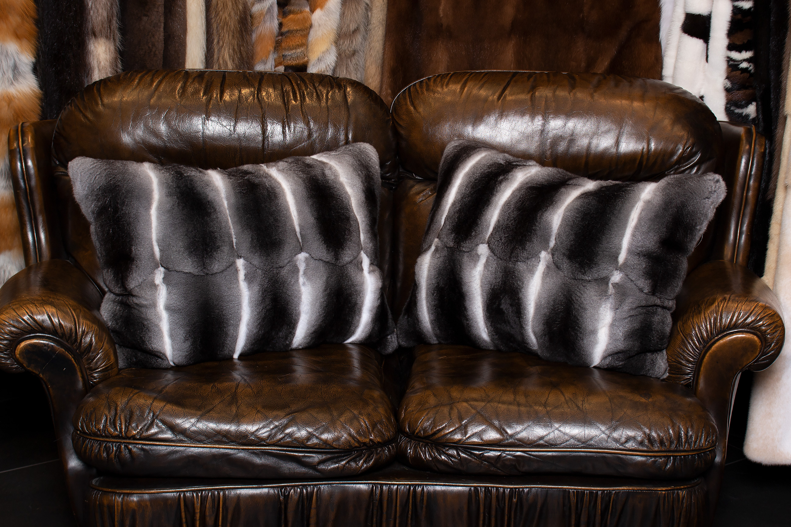 3-2340-Chinchilla-Echtpelz-Kissen-Kolinsky-Rueckfutter-Lars-Paustian Chinchilla Echtpelz Kissen mit Nerz Rückfutter