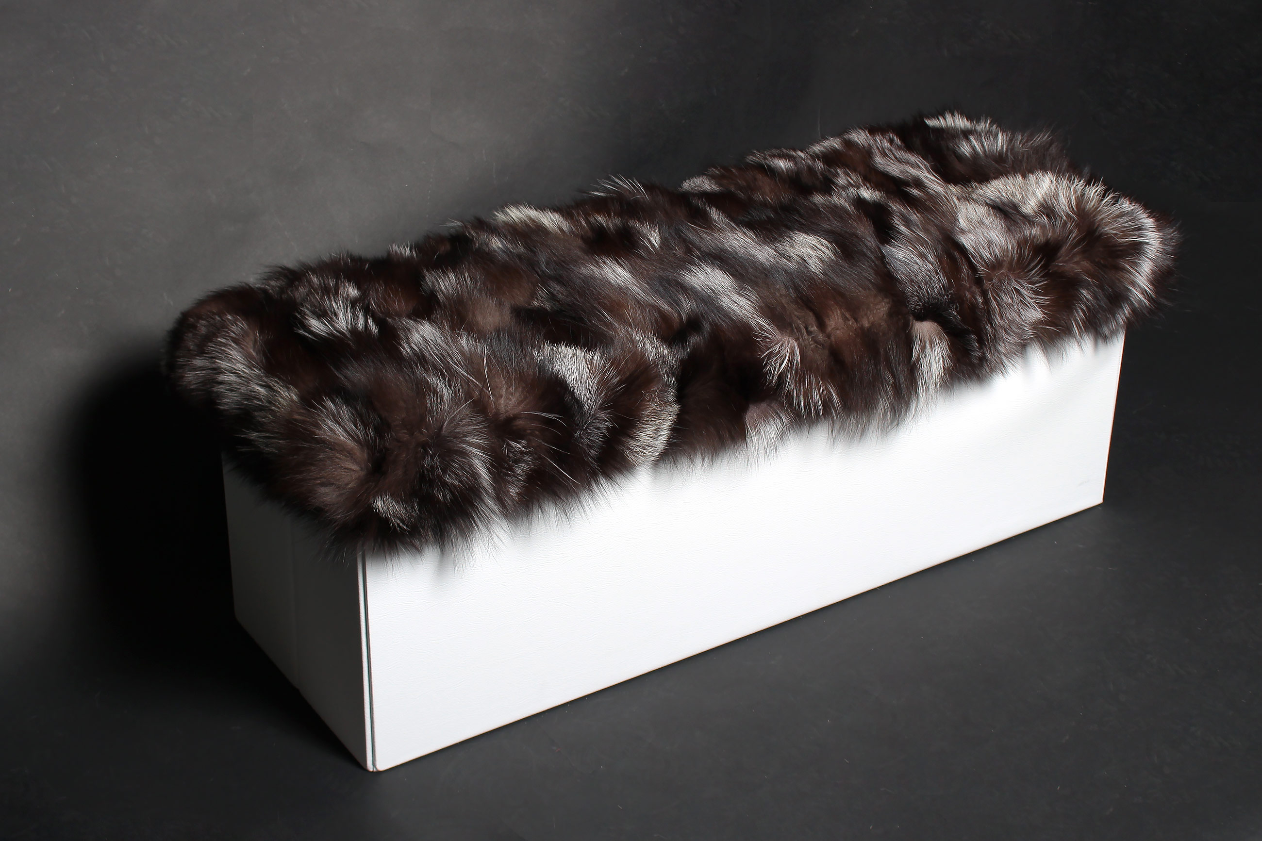 2-3670-Weisser-Ottoman-mit-Silberfuchsstuecken Weißer Ottoman mit Silberfuchsstücken