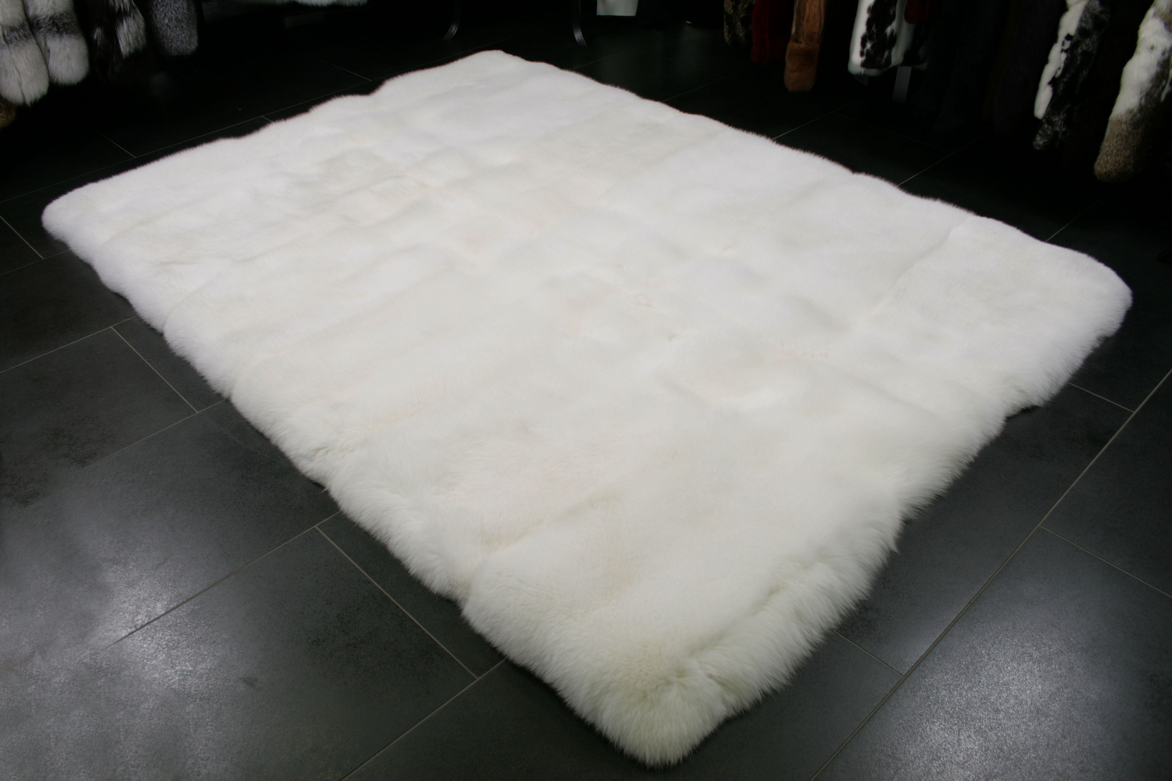 shadow-fuchs-Pelzteppich-weiss-1 SAGA Royal - Pelzteppich aus natürlichen Shadowfüchsen