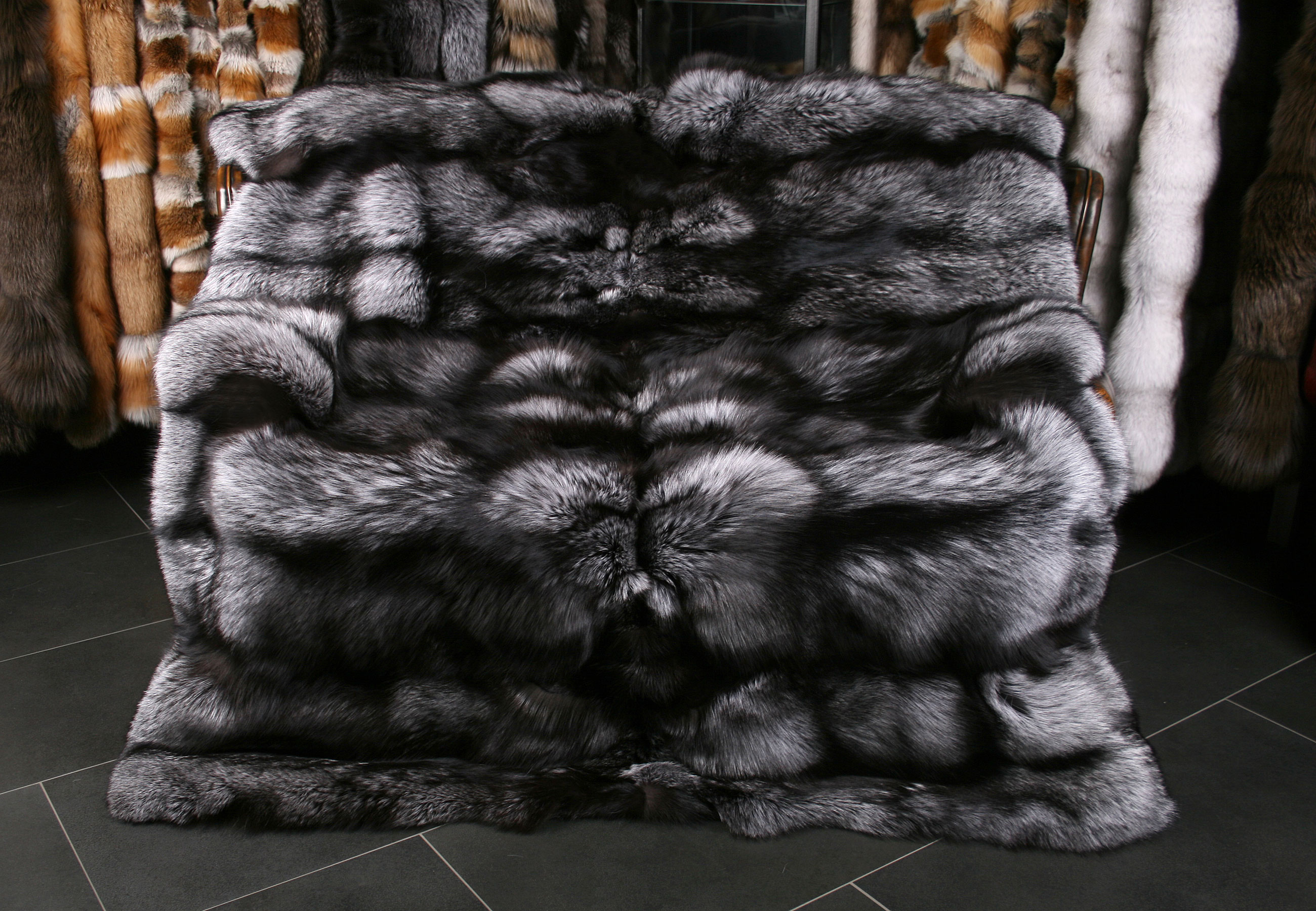 1-silberfuchs-pelzdecke-saga-fur Silberfuchs Felldecke aus skandinavischen Fellen (SAGA Fur)