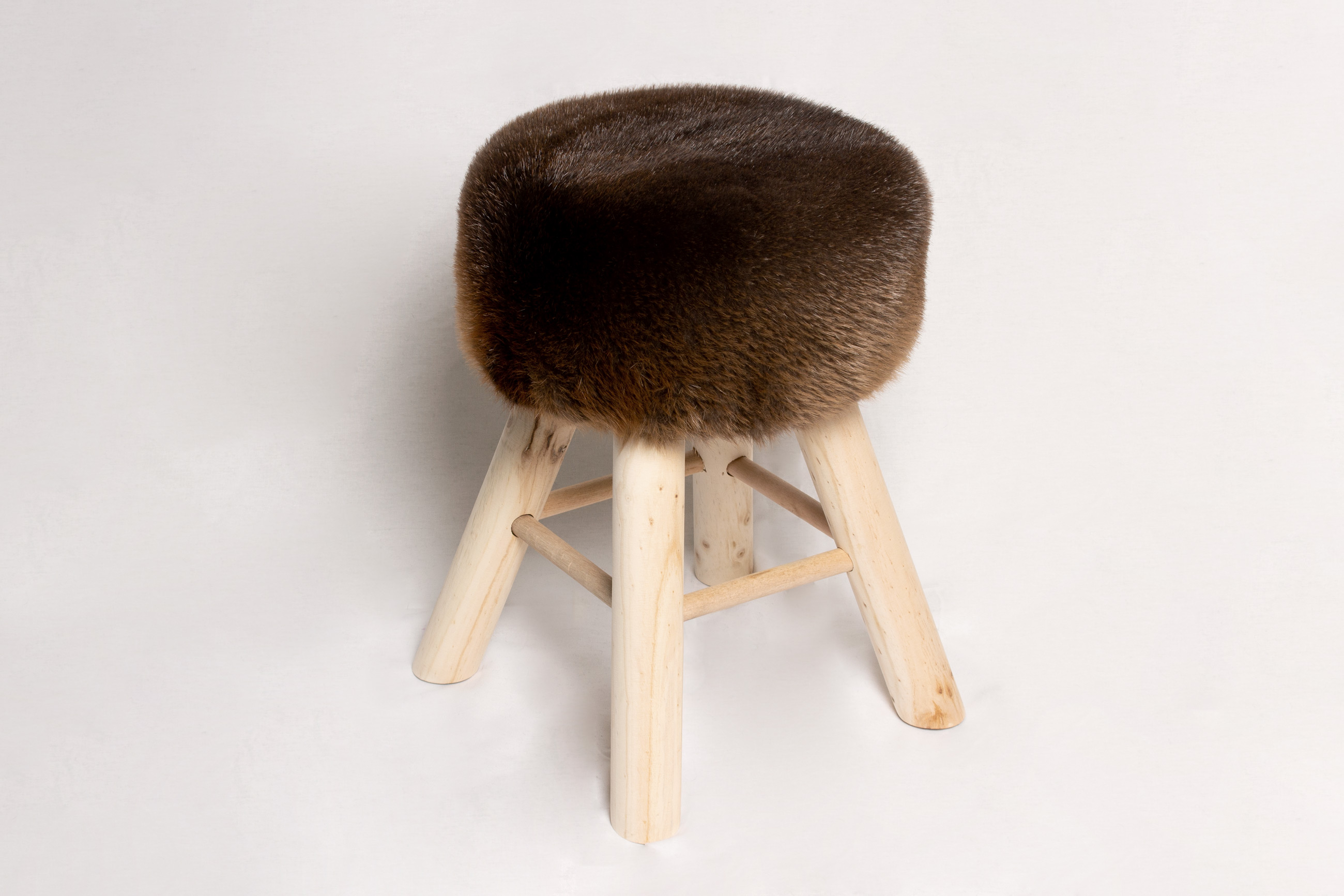 1-9140-Rustikaler-Pelz-Hocker-kanadische-Biberfelle-Lars-Paustian Rustikaler Pelz Hocker aus kanadischen Biberfellen