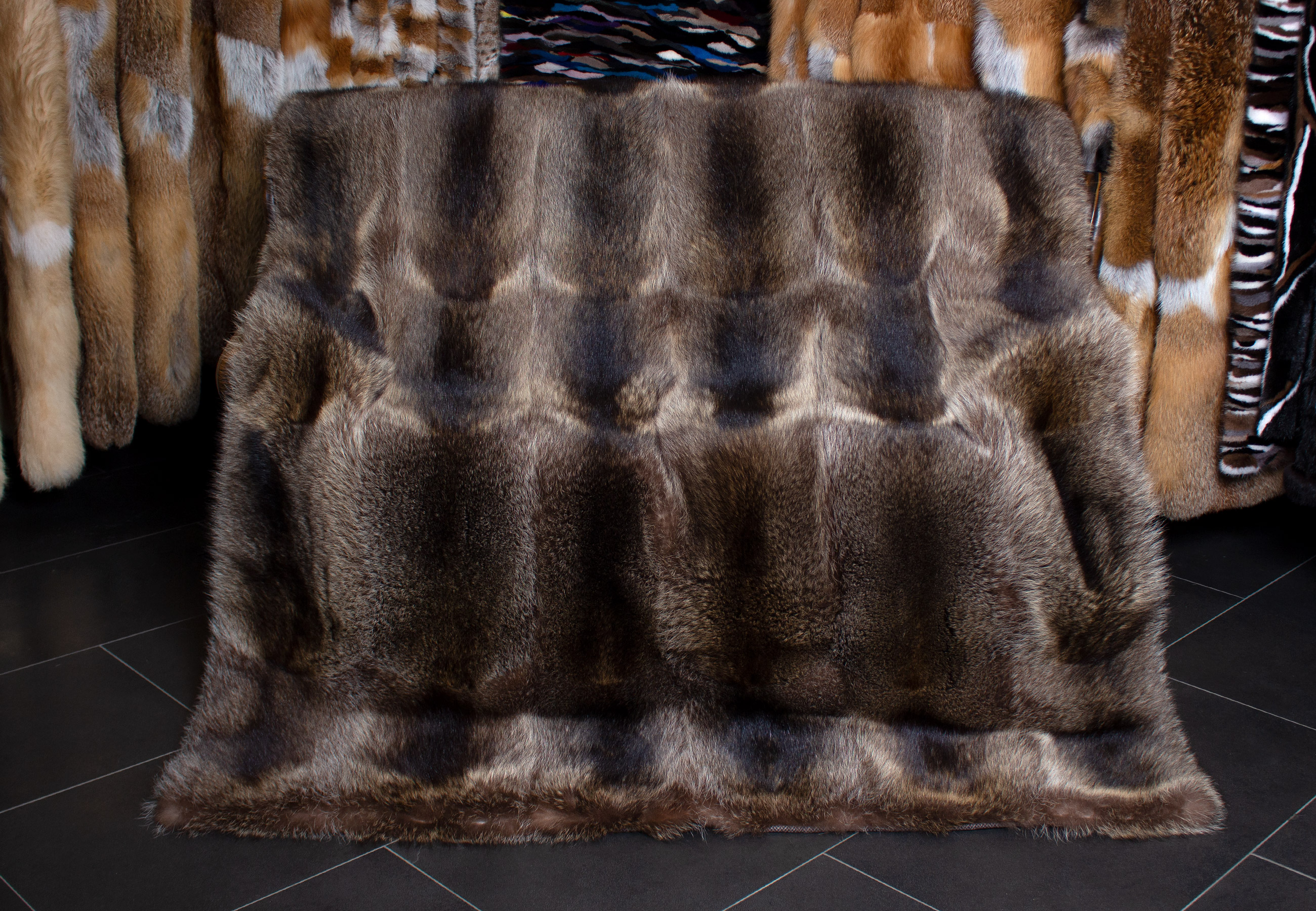 4-378-Pelzdecke-aus-naturfarbenem-Waschbaer-Fur-Harvesters-Lars-Paustian Echte Felldecke aus naturfarbenem Waschbärfell