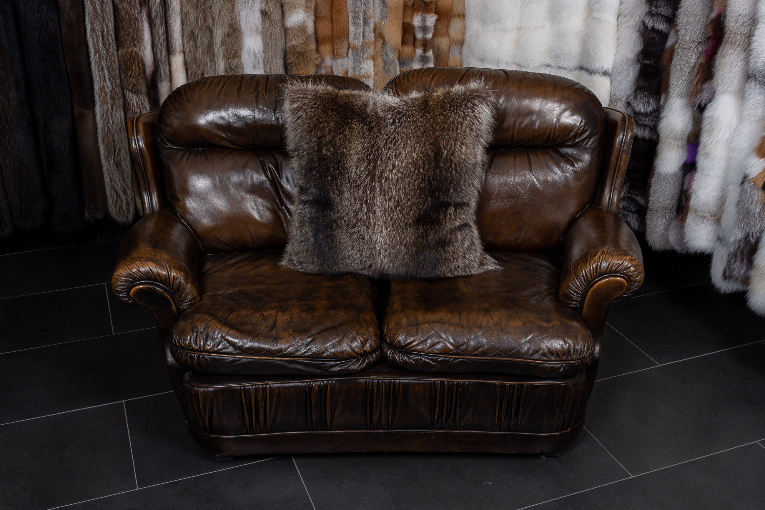 2-2198-Waschbaer-Fellkissen-doppelseitig-Fell-Echtpelz Waschbär Fellkissen mit doppelseitig Fell