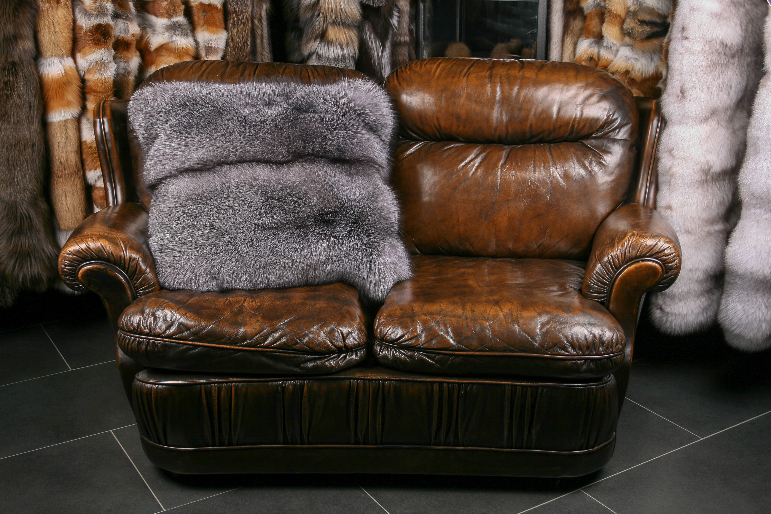 1-1173-Naturgraues-Blue-Frost-Fuchs-Fellkissen Naturgraues Blue Frost Fuchs Fellkissen (SAGA Fur)