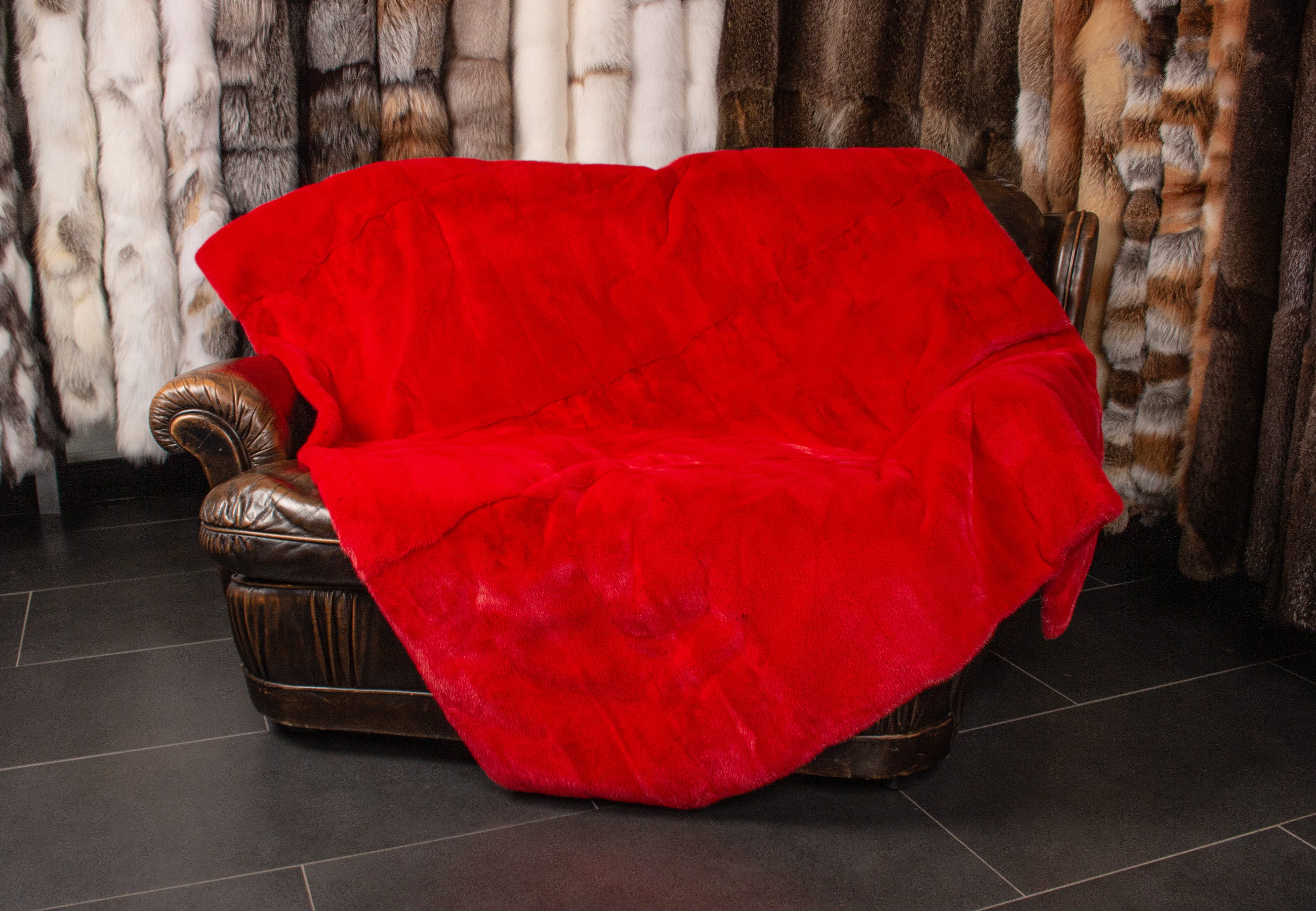 Elegante Nerz Felldecke in Rot Elegante Nerz Felldecke in Rot