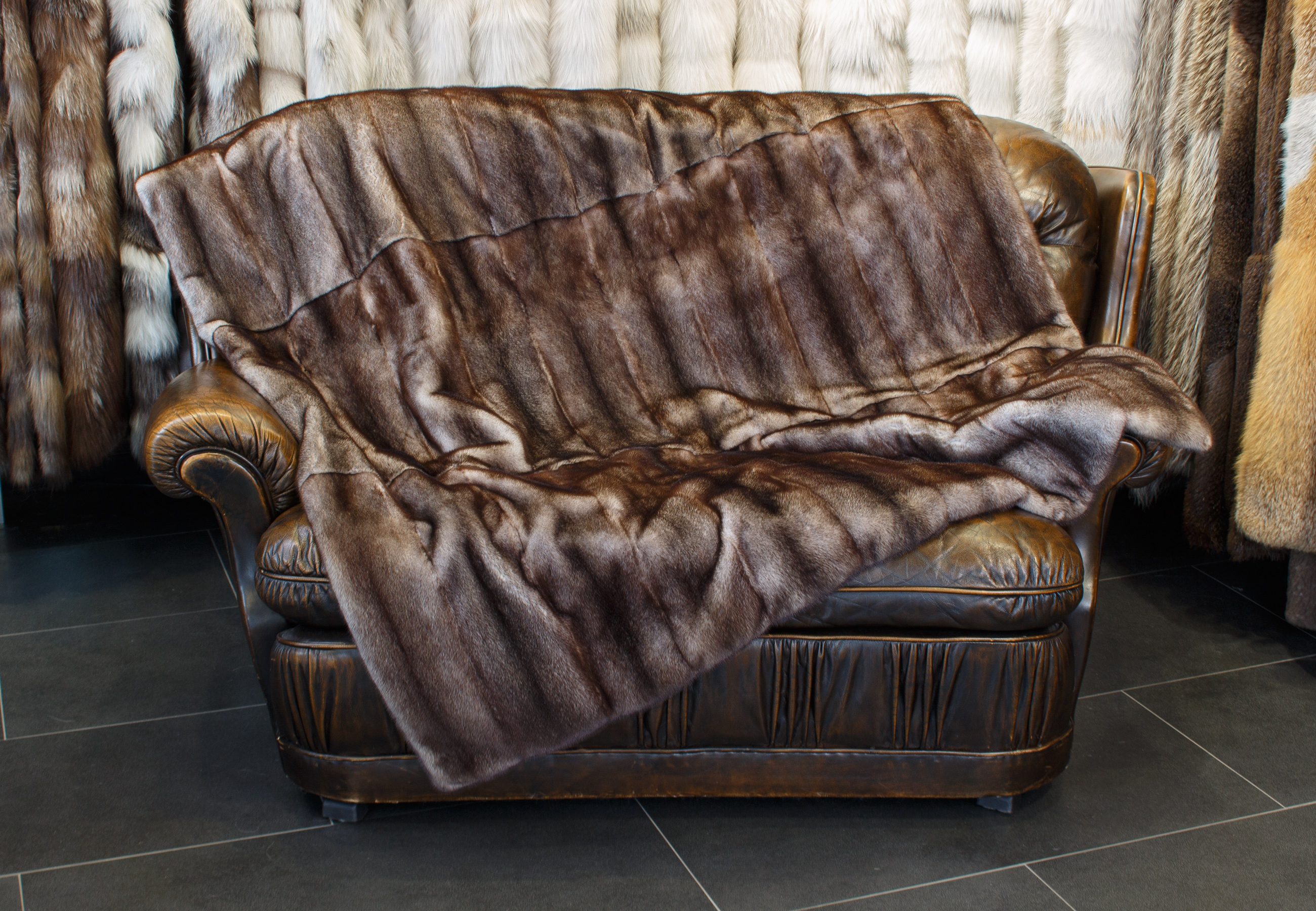 Nerz Felldecke in braun-grau Nerz Felldecke in braun-grau