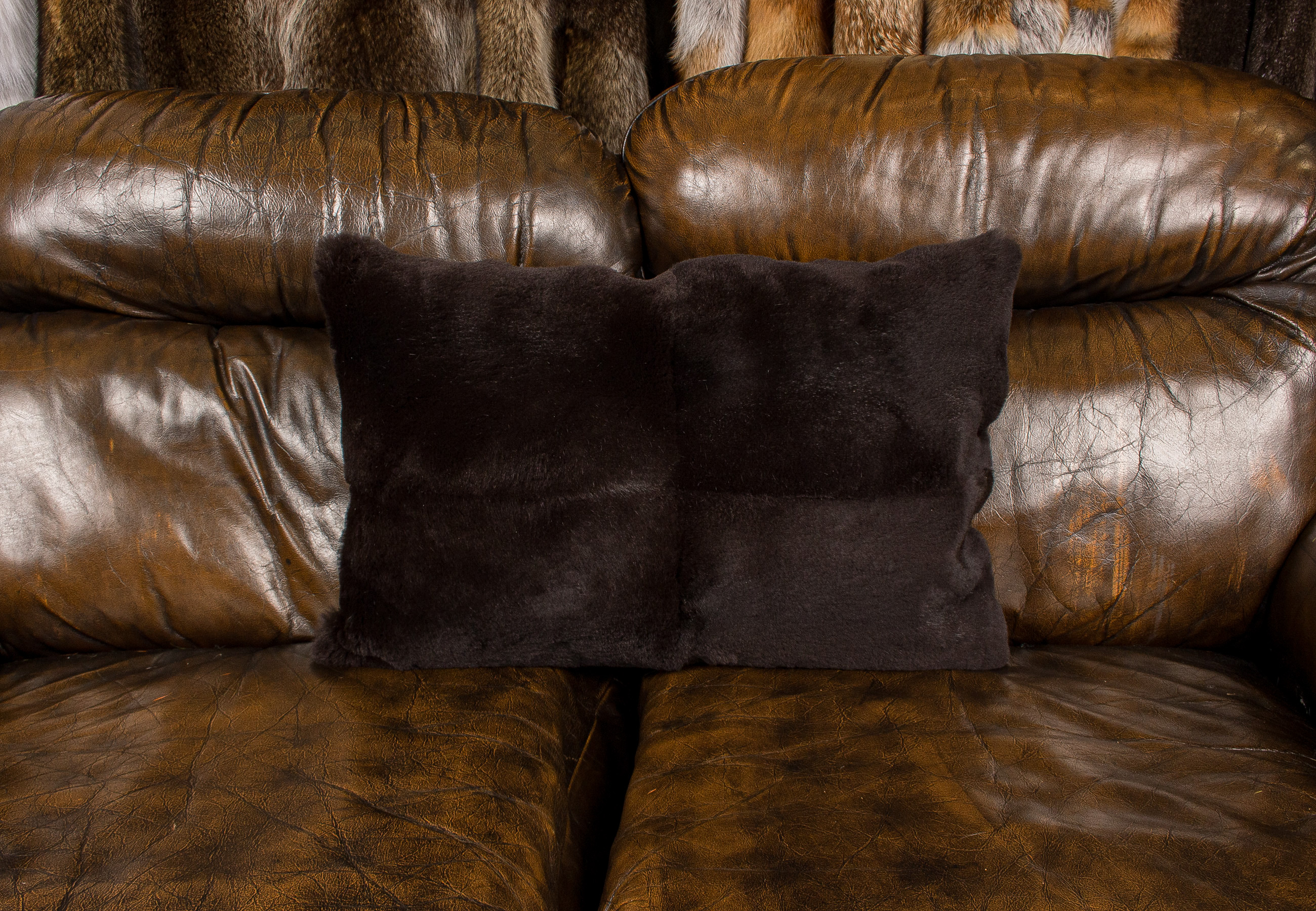 Dunkelbraunes Kanin Fellkissen geschoren Dunkelbraunes Kanin Fellkissen geschoren