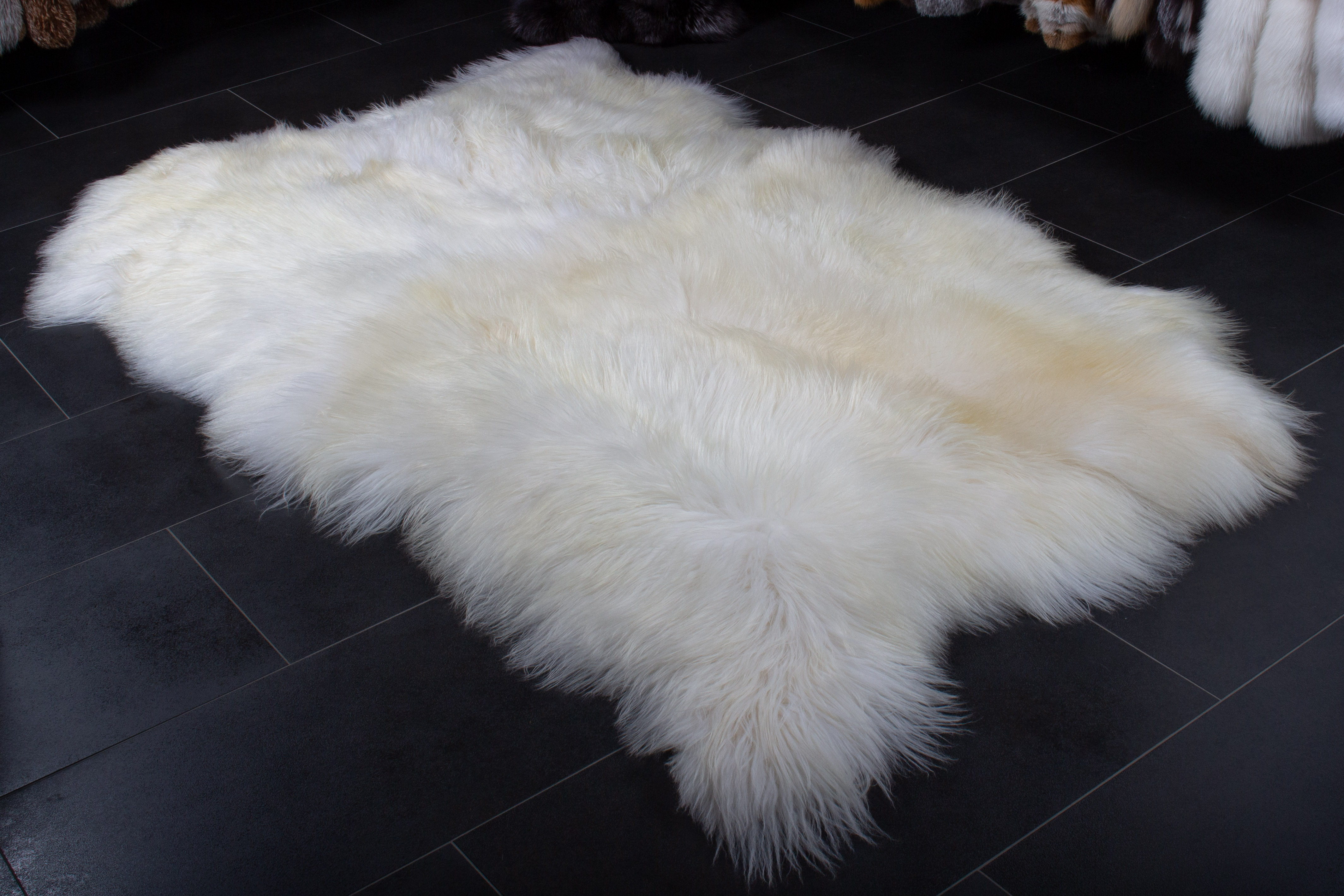 1-7696-Nordland-Schnucken-Fellteppich-weiss-Echtfell-Lars-Paustian Nordland Schnucken Fellteppich in weiß