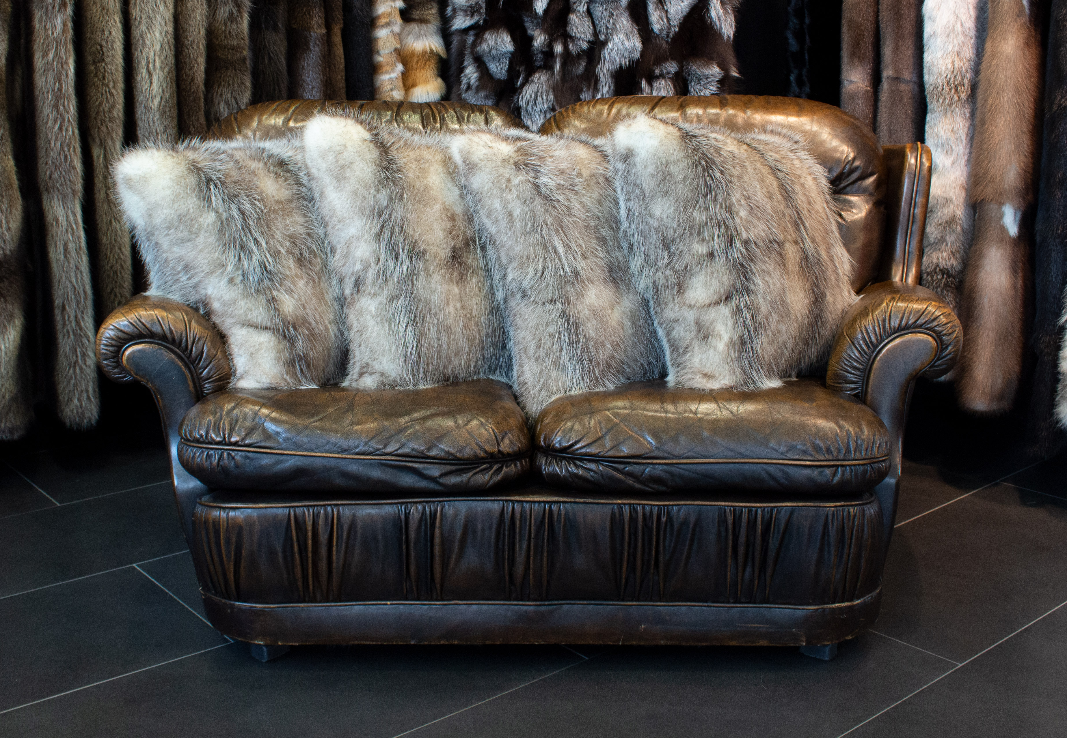 4-5845-Doppelseitige-Amerikanische-Opossum-Fellkissen-Echtpelz Amerikanisches Opossum Fellkissen