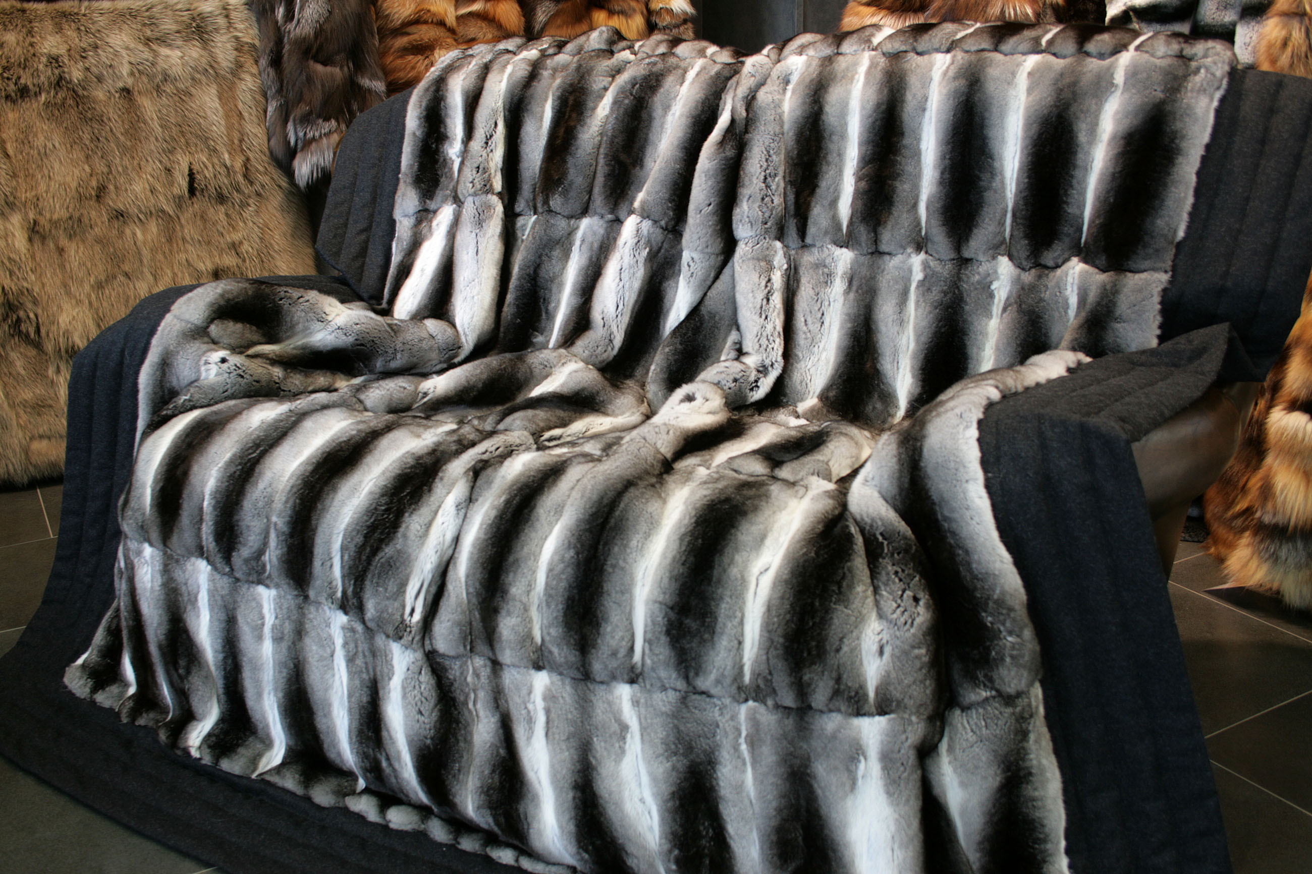 chinchilla-pelzdecke-stoffrand-silber-schwarz-weiss-3 Chinchilla Pelzdecke mit Tiroler Loden Rand