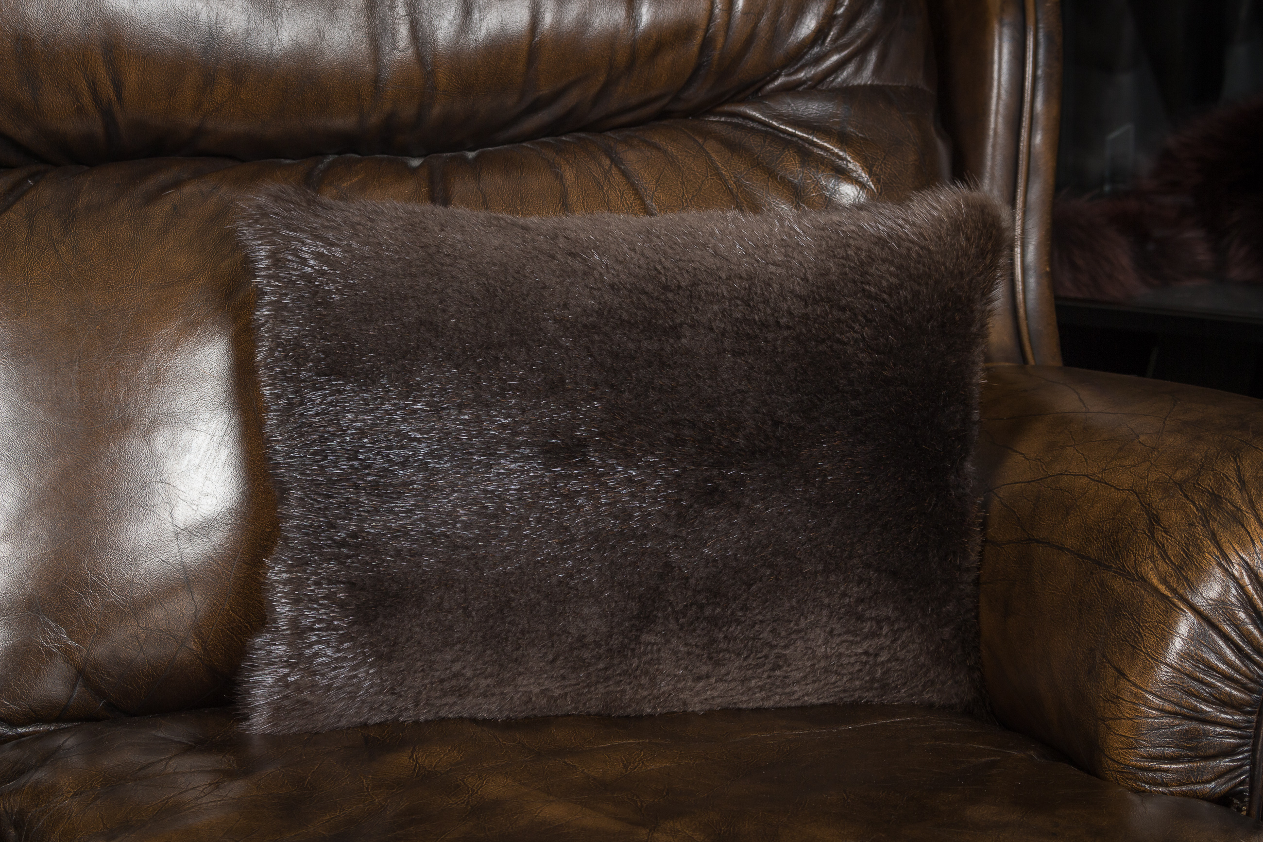 2-1375-Geschorenes-Biber-Fellkissen-Lars-Paustian Geschorenes Biber Fellkissen