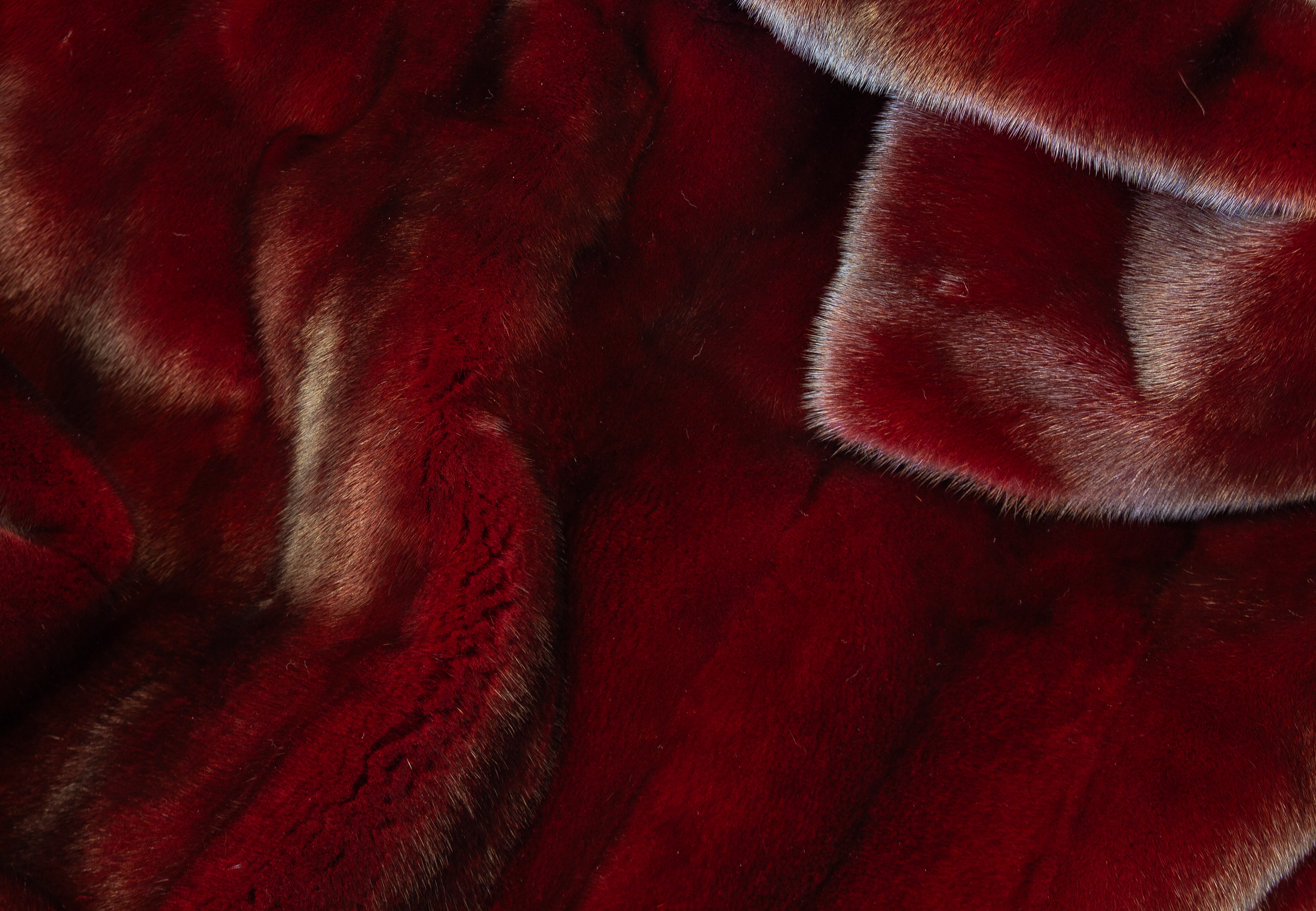 Elegante Nerzdecke in Kirschrot Elegante Nerzdecke in Kirschrot