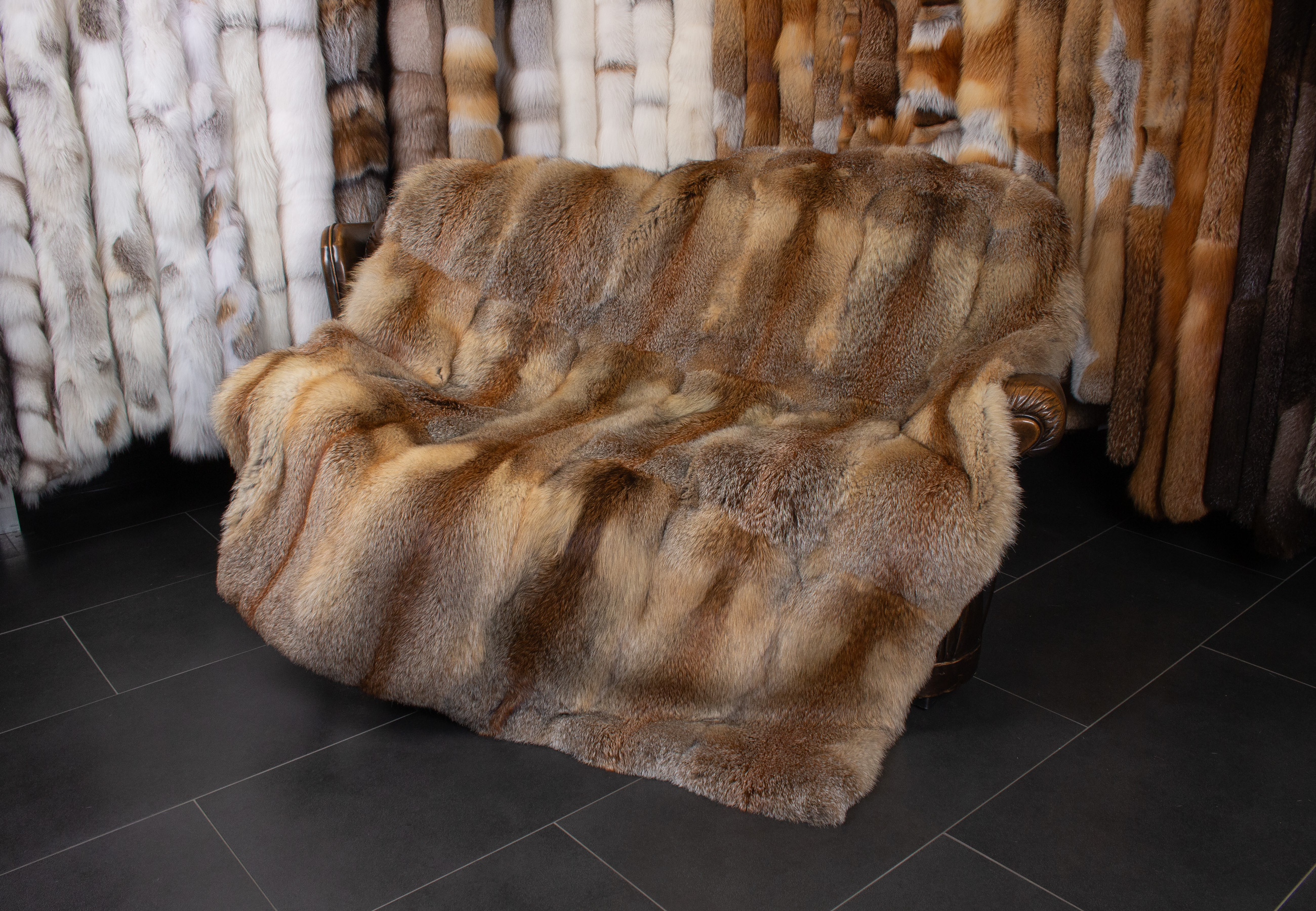 Dunkle Felldecke aus europäischem Rotfuchs "Almflair" Dunkle Felldecke aus europäischem Rotfuchs "Almflair"