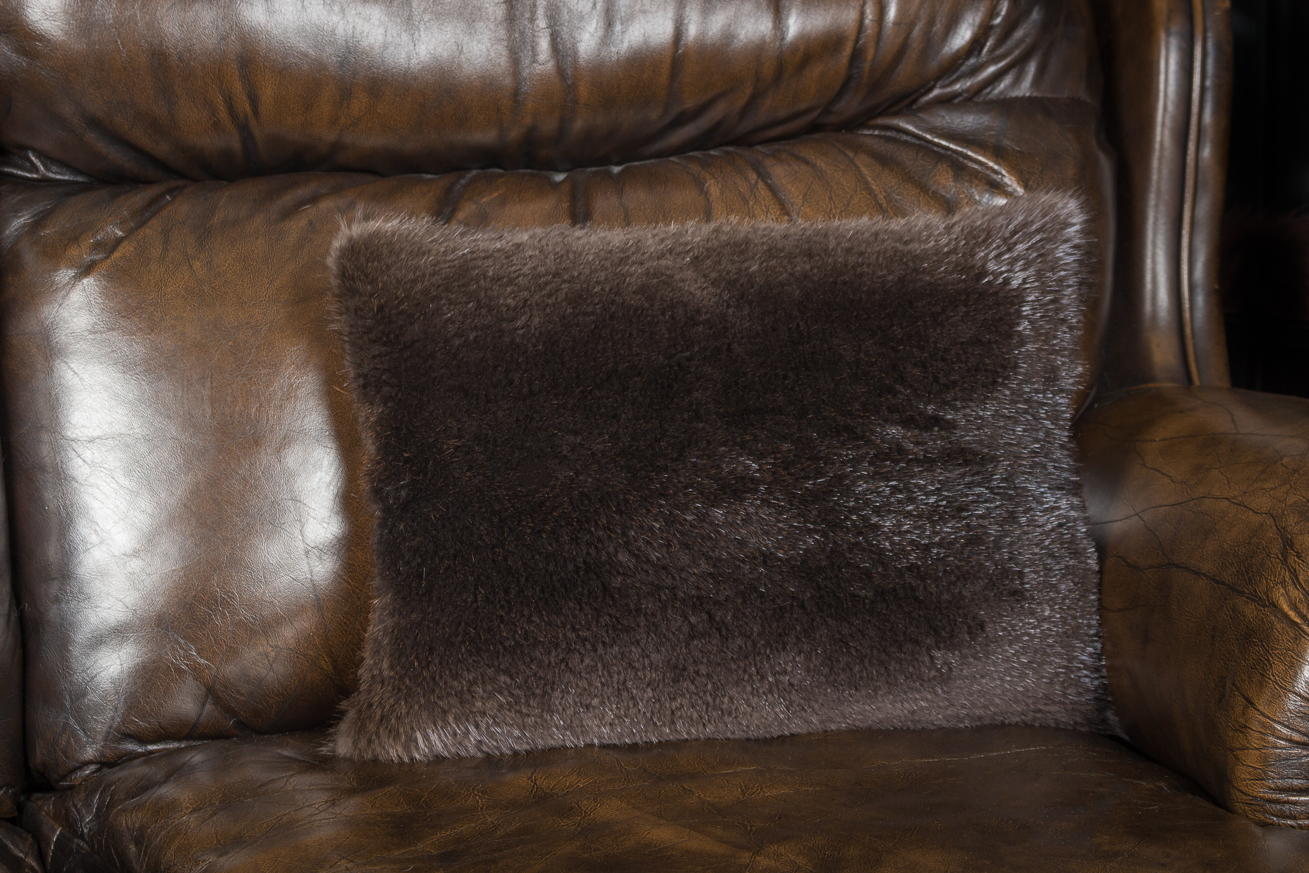 1-1375-Geschorenes-Biber-Fellkissen-Lars-Paustian Geschorenes Biber Fellkissen