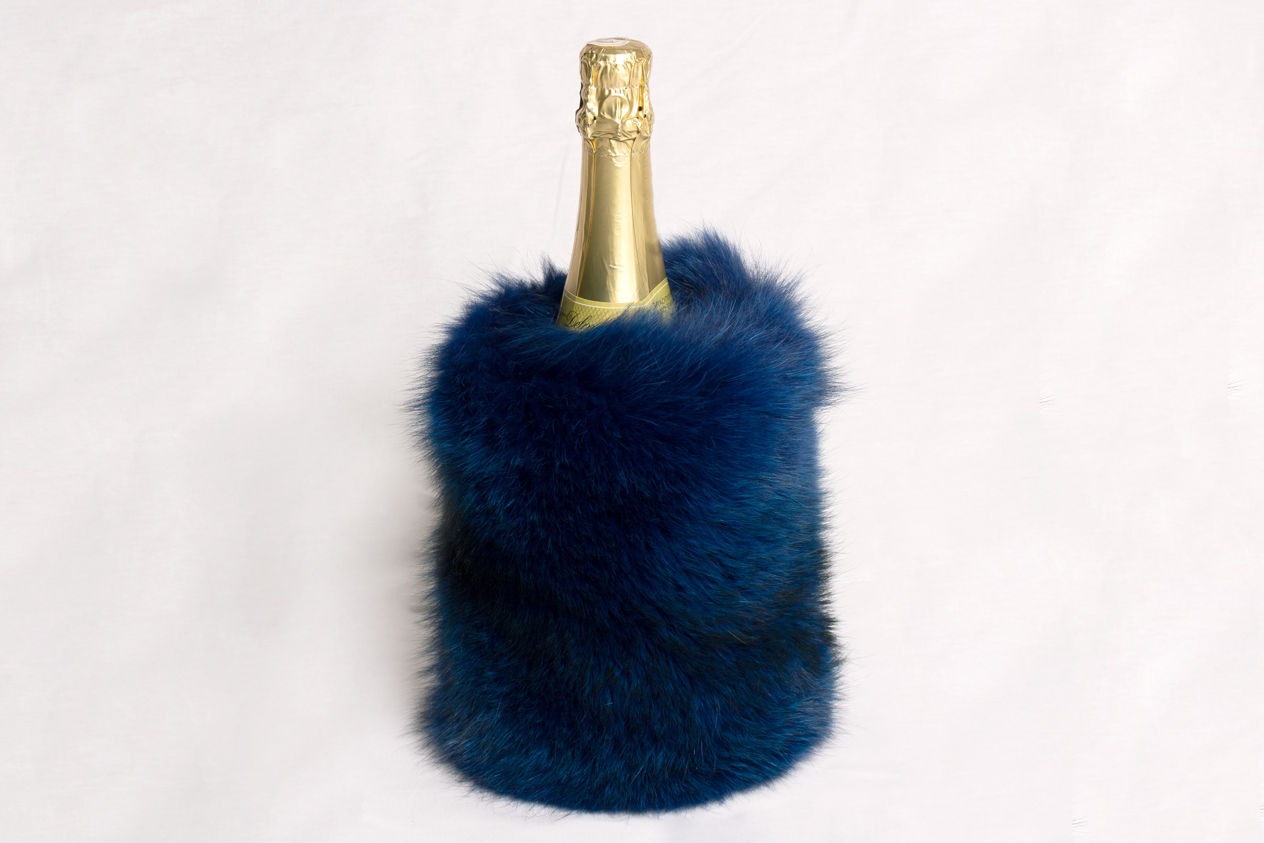 1-7011-Echtfell-Weink-hler-europaeischer-Rotfuchs-Blau-Lars-Paustian Echtfell Weinkühler aus europäischem Rotfuchs in Blau