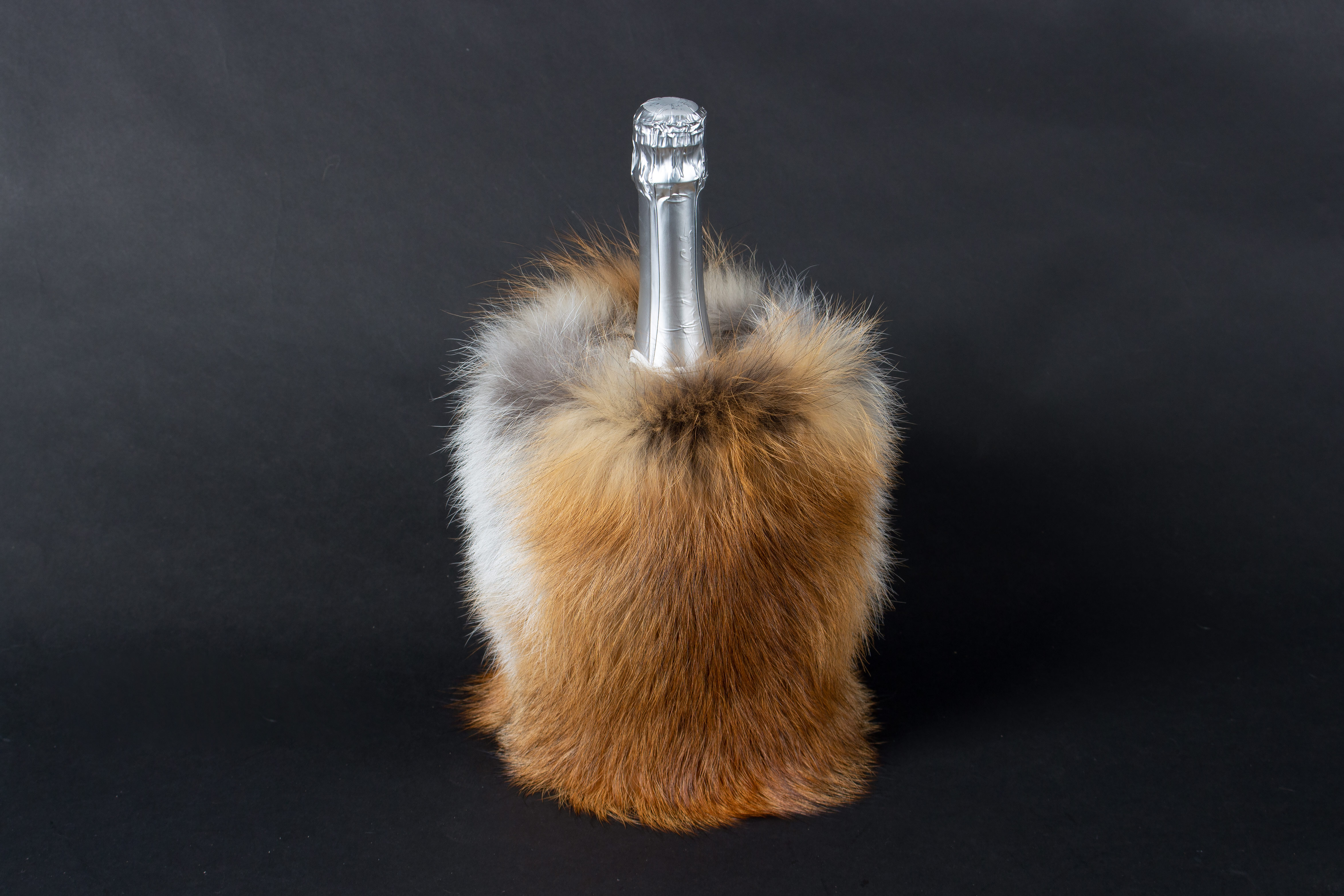 1-7002-Weinkuehler-natureller-europaeischer-Rotfuchs-Lars-Paustian Weinkühler aus naturellem europäischem Rotfuchs