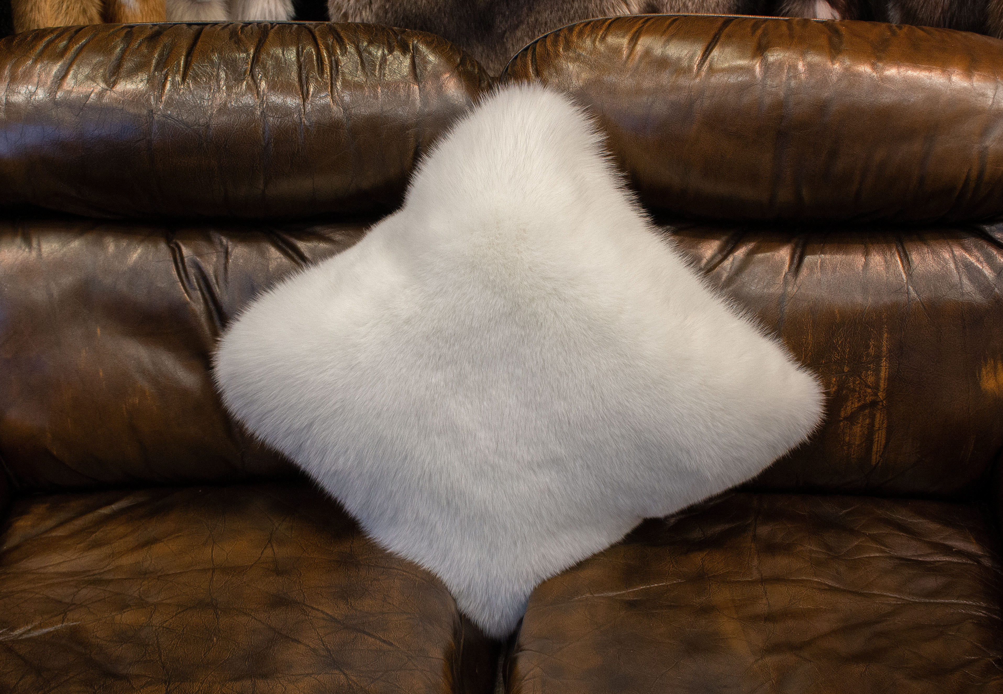 2-7217-Shadow-Fuchs-Fellkissen-Echtpelz-Echtfell Shadow Fuchs Fellkissen