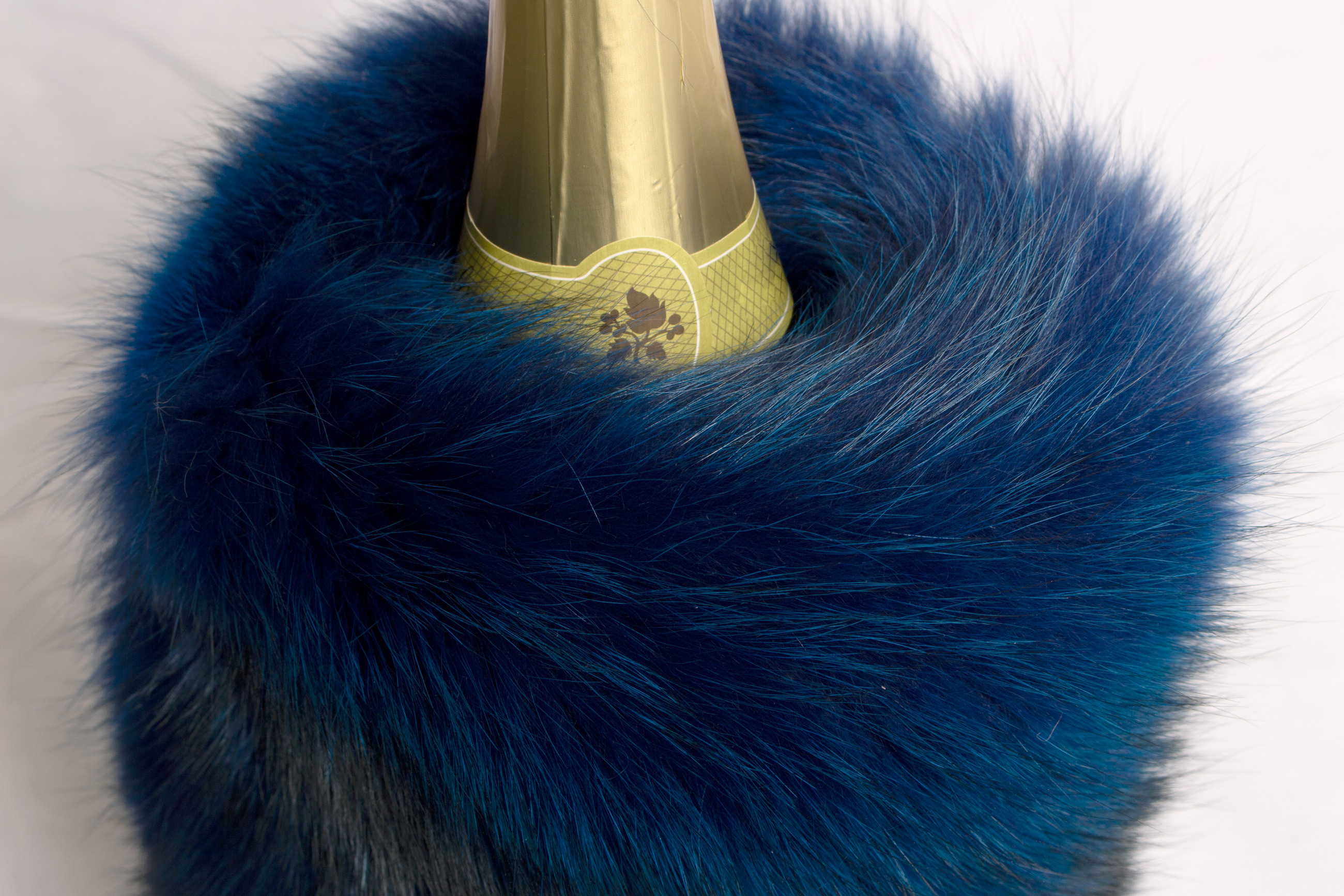 2-7011-Echtfell-Weink-hler-europaeischer-Rotfuchs-Blau-Lars-Paustian Echtfell Weinkühler aus europäischem Rotfuchs in Blau