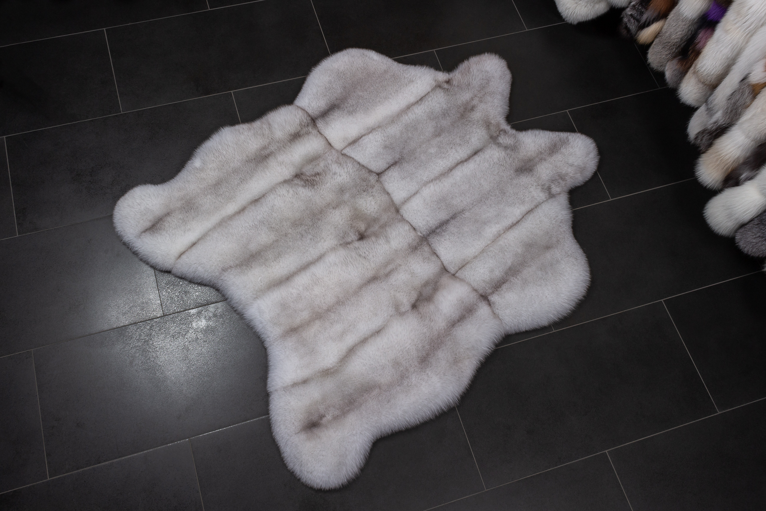 2-5770-Echtpelz-Blaufuchs-Teppich-in-natureller-Form-Lars-Paustian Blaufuchs Echtpelz Teppich "Natürliche Form"