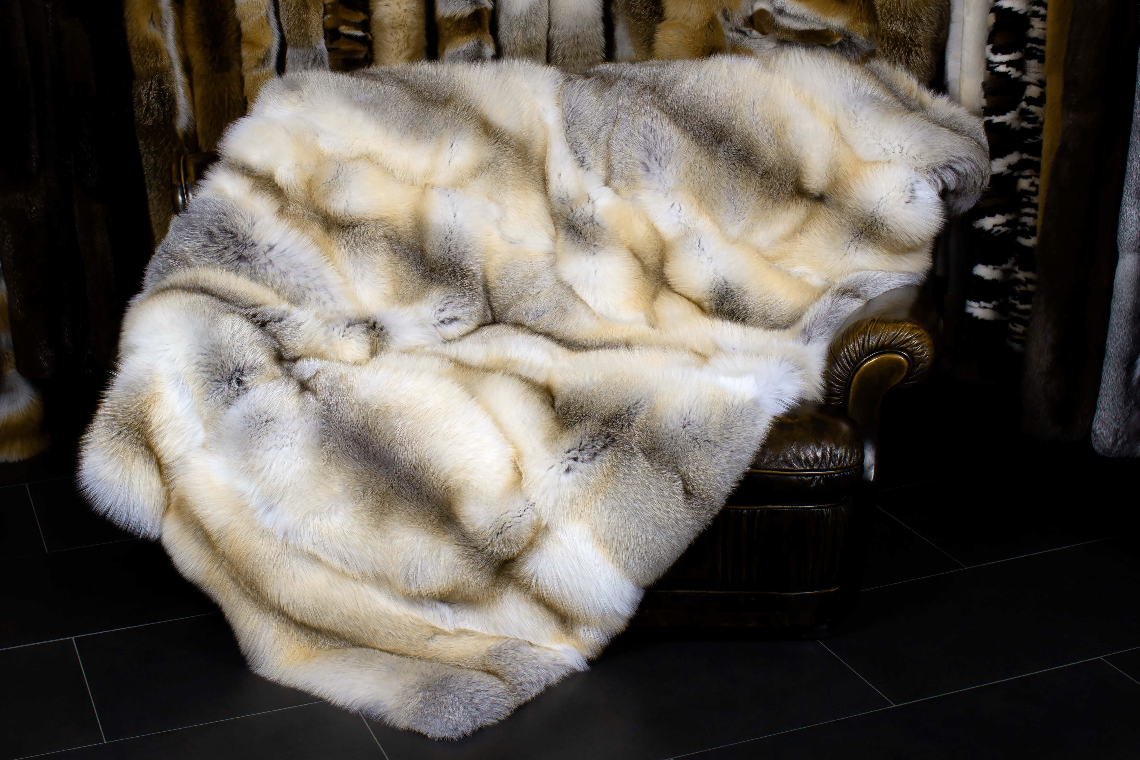 1-6555-H-Felldecke-Fawnlight-Fuchs-Karamell-Lars-Paustian Karamellfarbige Felldecke aus Fawnlight Fuchs