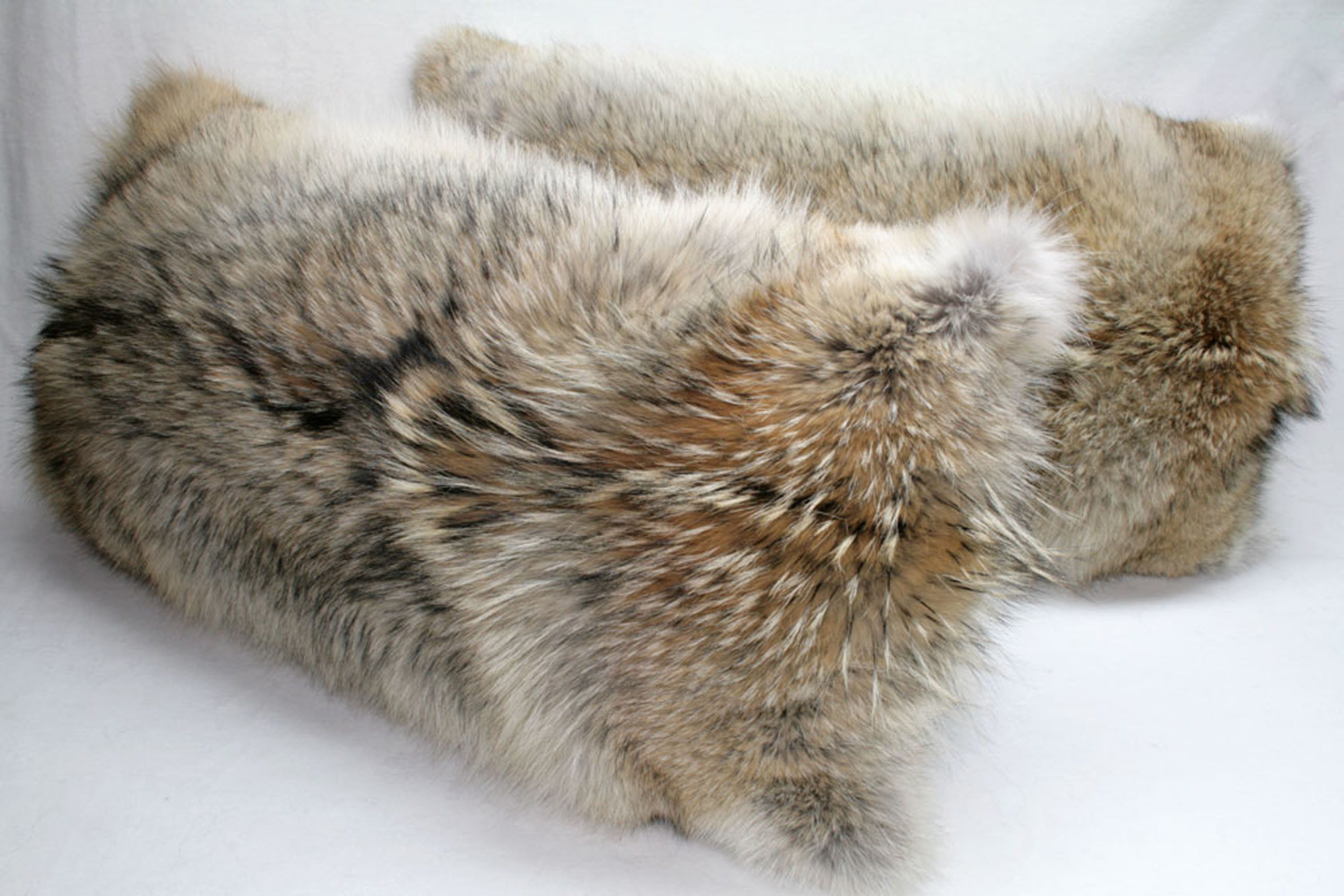 1-965-Kojotenkissen-kanadische-Felle Kojotenkissen - kanadische Felle