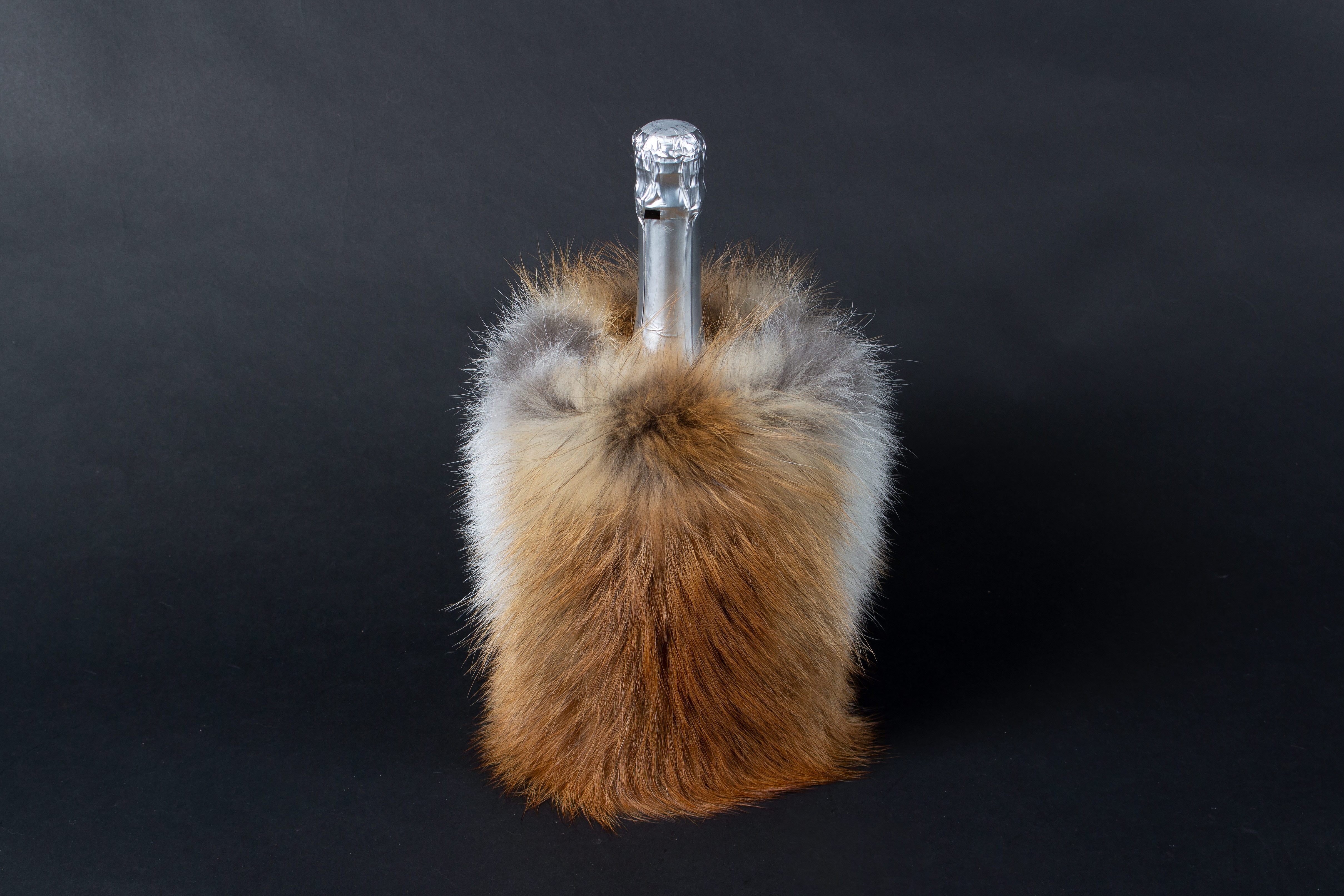 2-7002-Weinkuehler-natureller-europaeischer-Rotfuchs-Lars-Paustian Weinkühler aus naturellem europäischem Rotfuchs