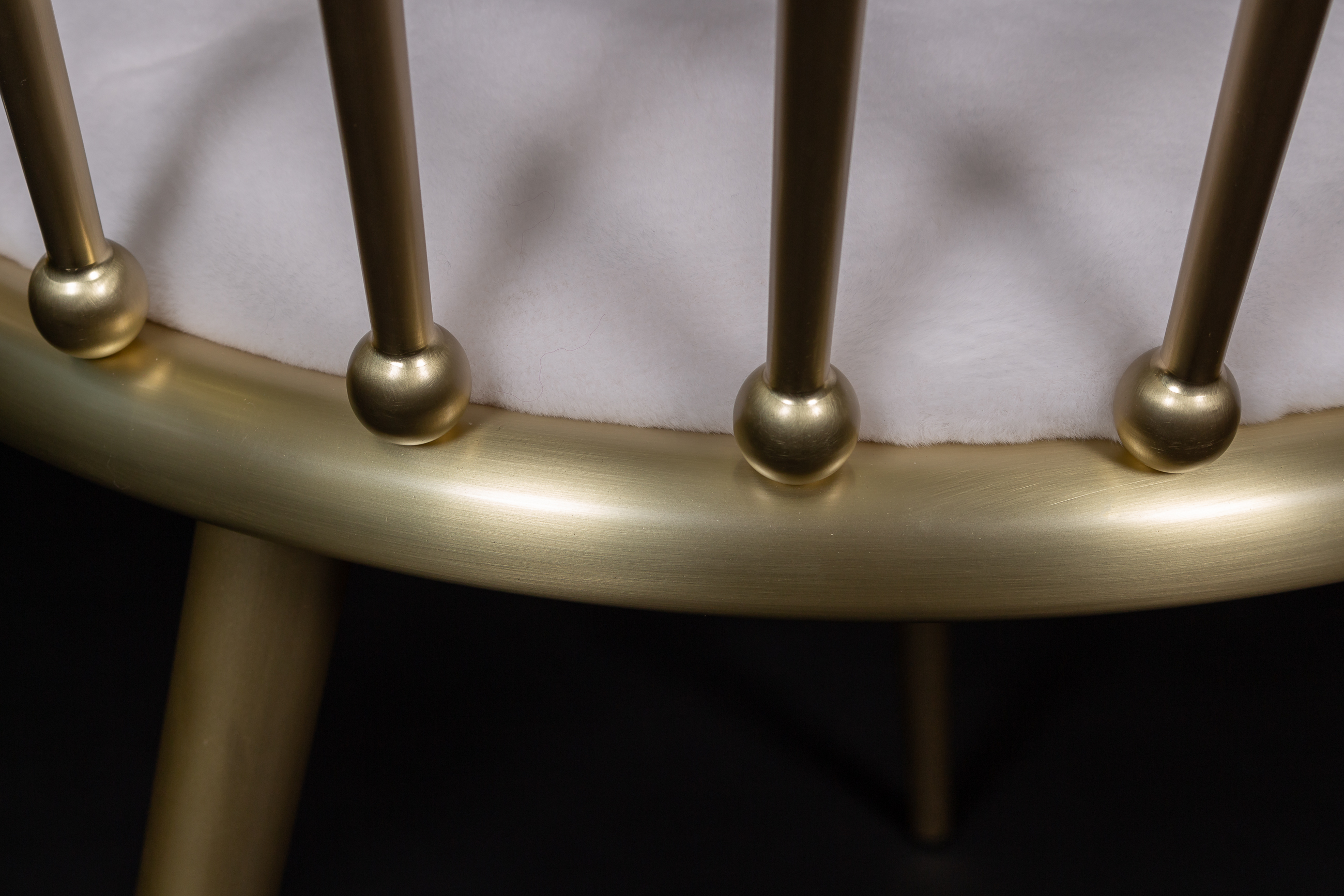 5-6958-Stuhl-Gerupfter-Nerz-Weiss-Lars-Paustian Stuhl mit Gerupftem Nerz in Weiß