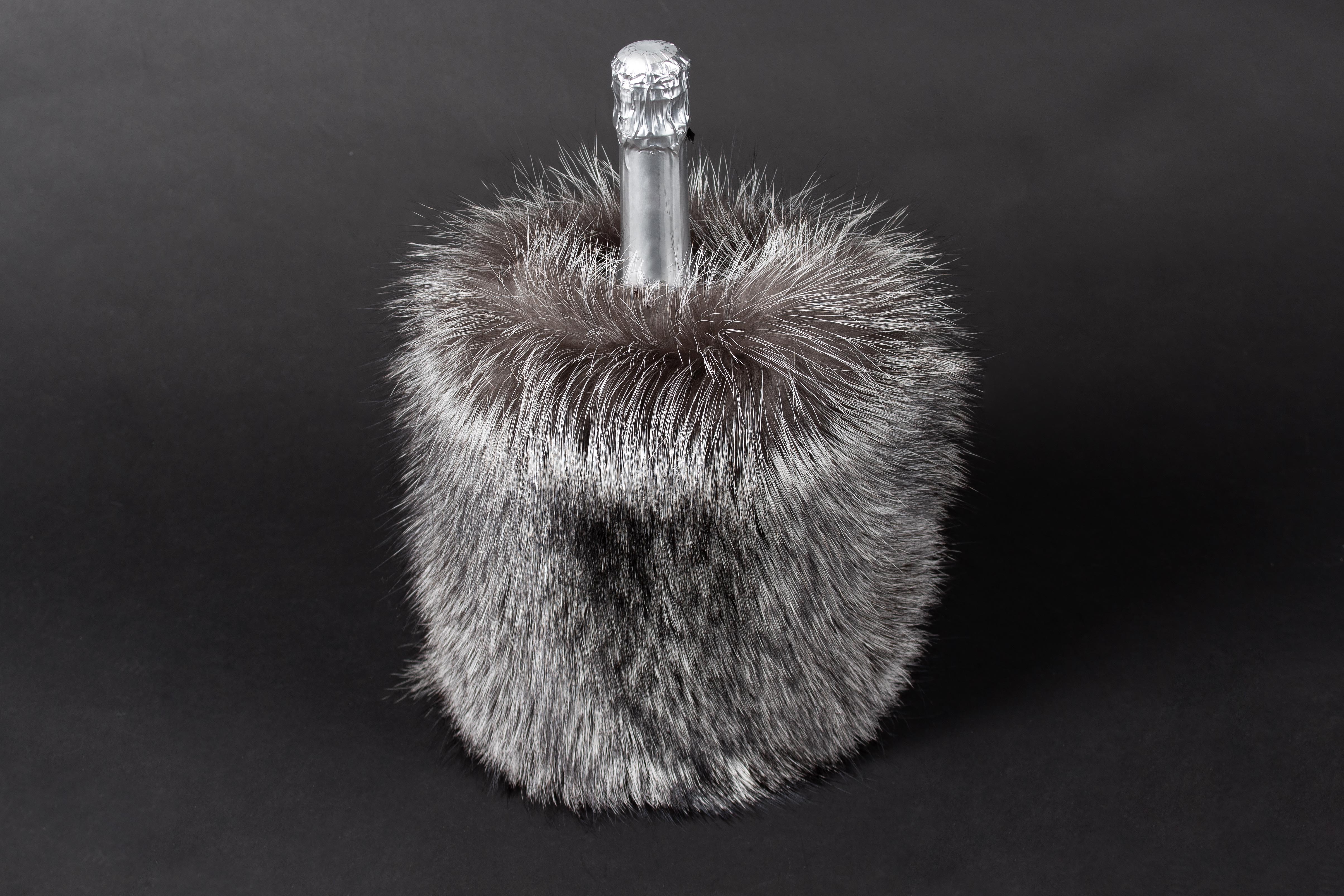 2-7000-Sekt-Husse-Silberfuchs-Echtfell-Echtpelz-Lars-Paustian Sekt Husse aus Silberfuchs