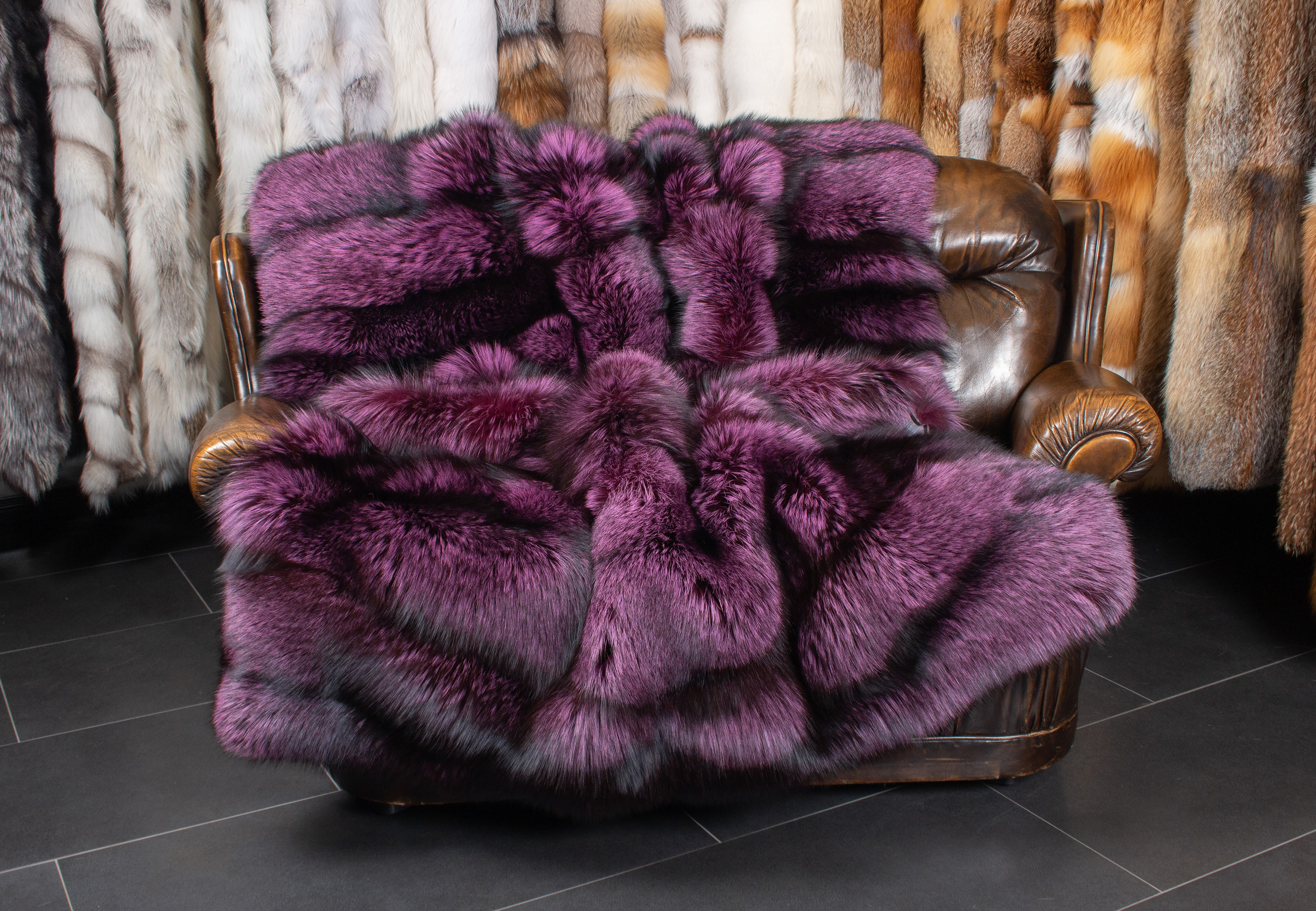 Kuschelige Felldecke aus Skandinavischen Silberfüchsen in Lila Kuschelige Felldecke aus Skandinavischen Silberfüchsen in Lila