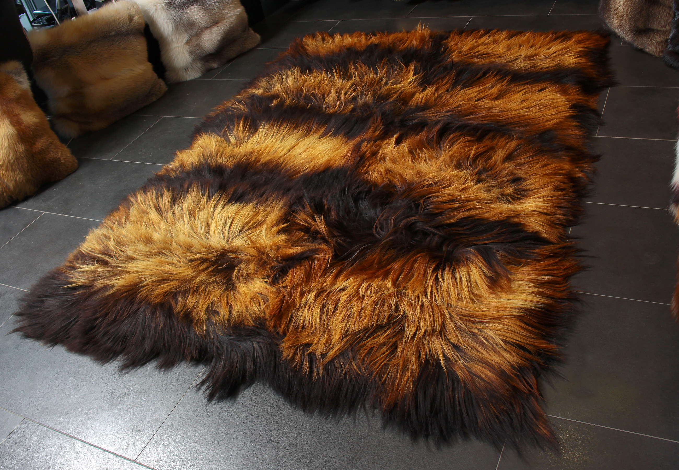 2-4007-feuriger-Lammfell-Teppich-Schwarz-Beige-Lars-Paustian Lammfell Teppich in Schwarz Beige