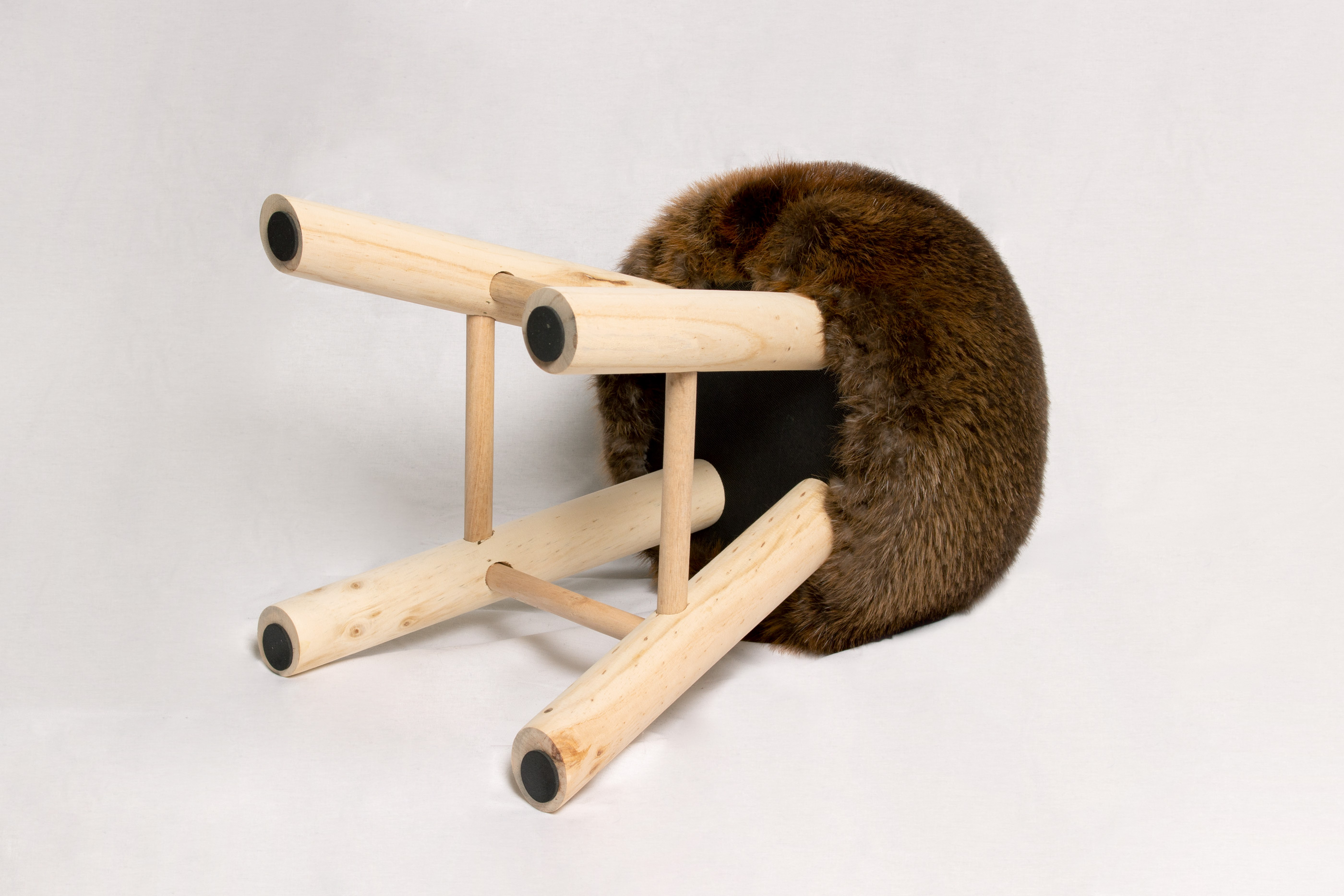 3-9140-Rustikaler-Pelz-Hocker-kanadische-Biberfelle-Lars-Paustian Rustikaler Pelz Hocker aus kanadischen Biberfellen