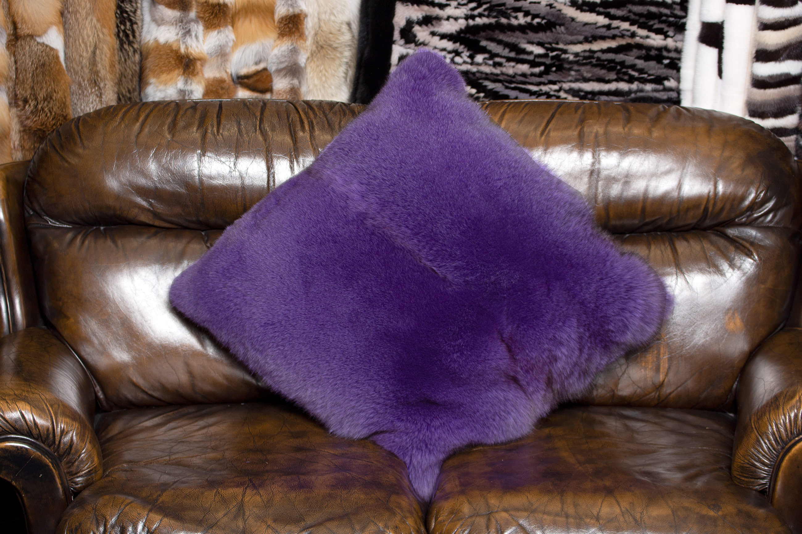 Pelz Kissen aus lila Blaufuchs Fellen - Echtpelz