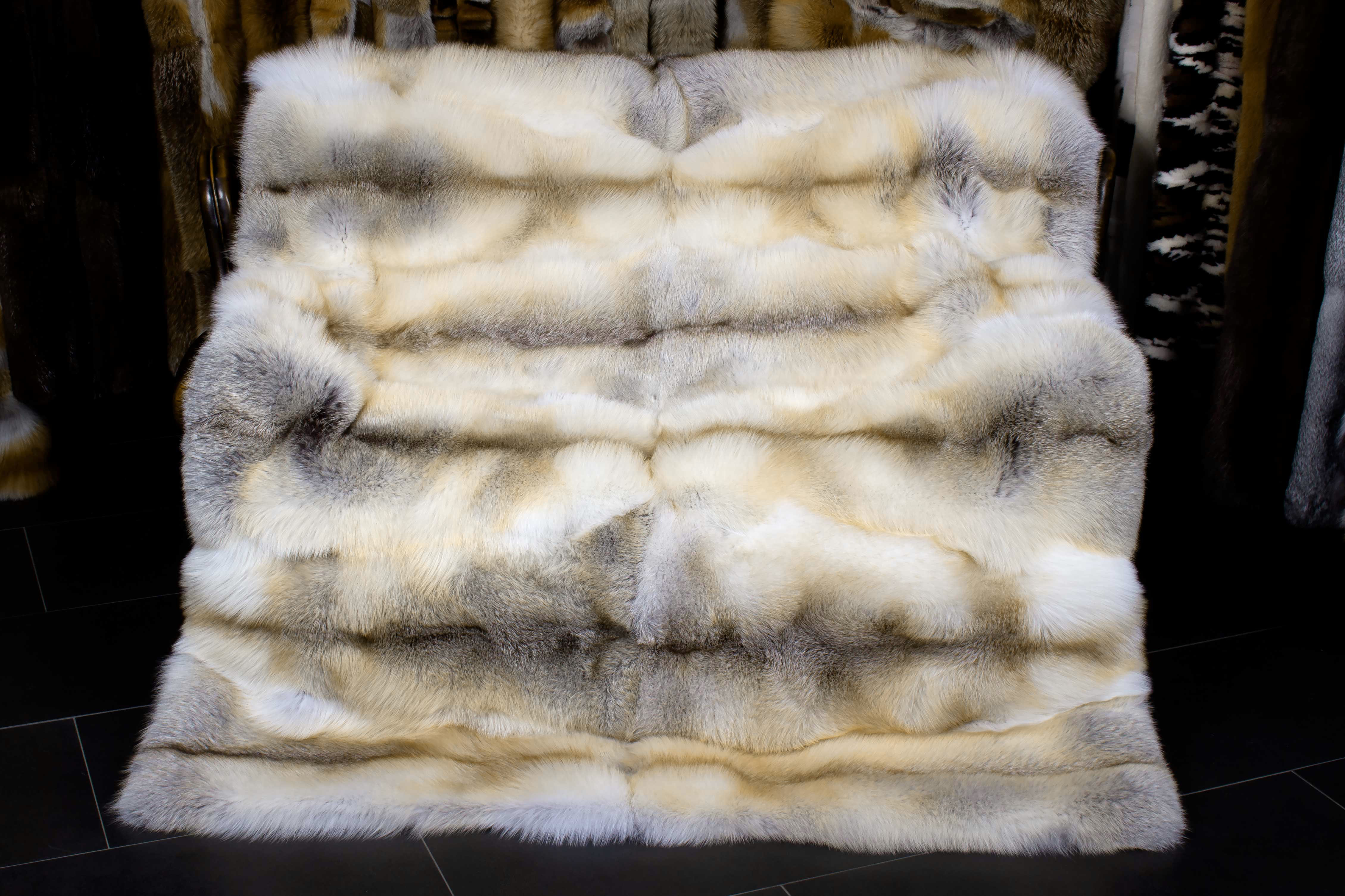 4-6555-H-Felldecke-Fawnlight-Fuchs-Caramell-Lars-Paustian Karamellfarbige Felldecke aus Fawnlight Fuchs