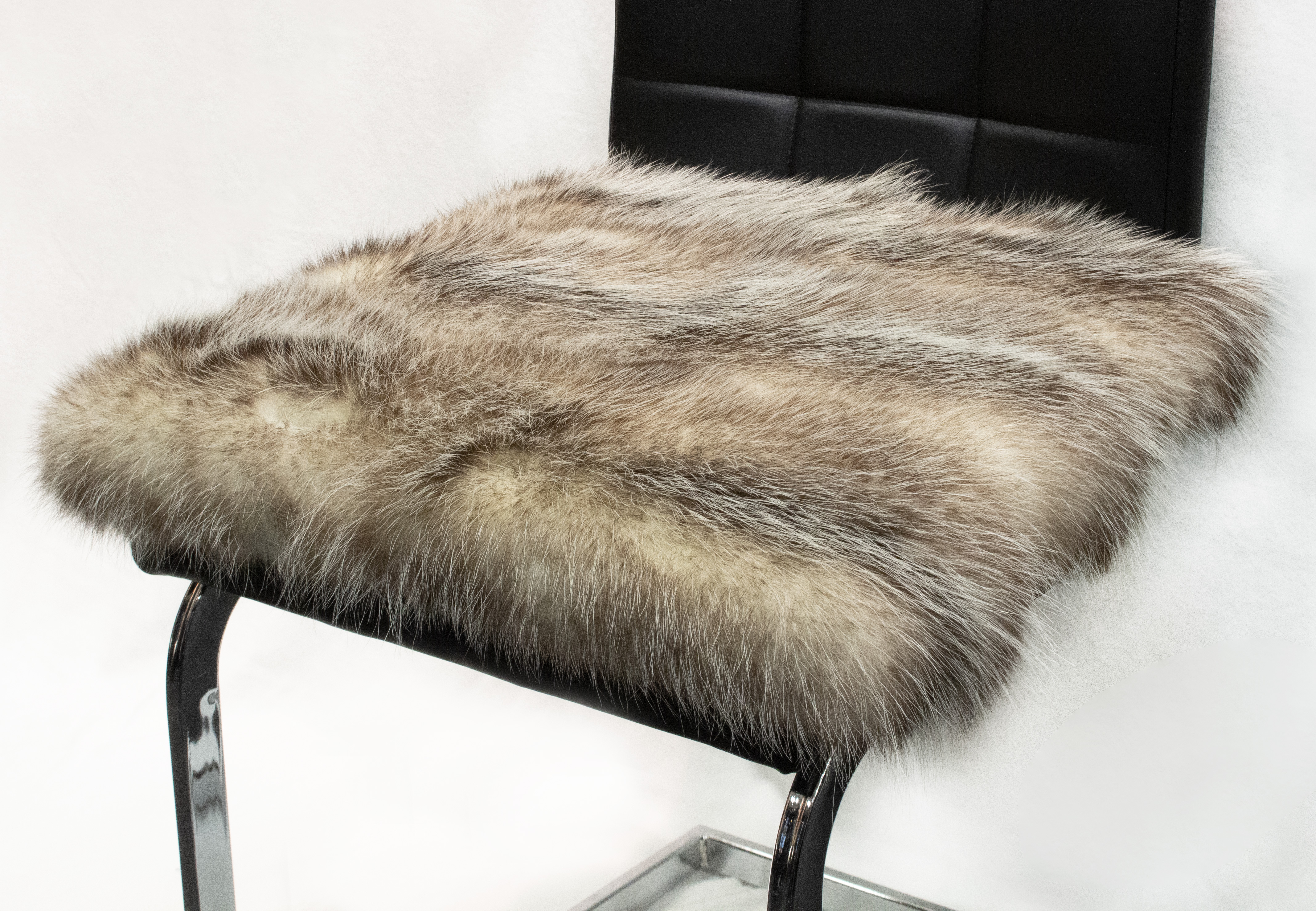 2-7051-Fell-Sitzkissen-Aus-Opossum-Lars-Paustian Sitzkissen aus nordamerikanischen Opossum Fellen