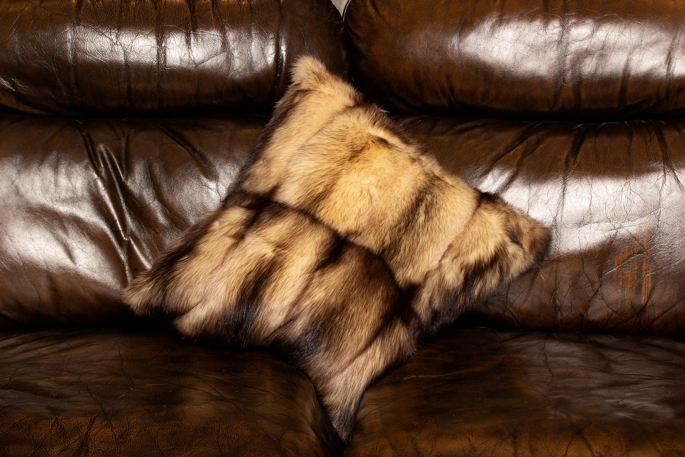 2-2462-helles-Iltis-Pelz-Kissen-kanadisches-Echtfell-Lars-Paustian Helles Iltis Pelz Kissen aus kanadischem Echtfell