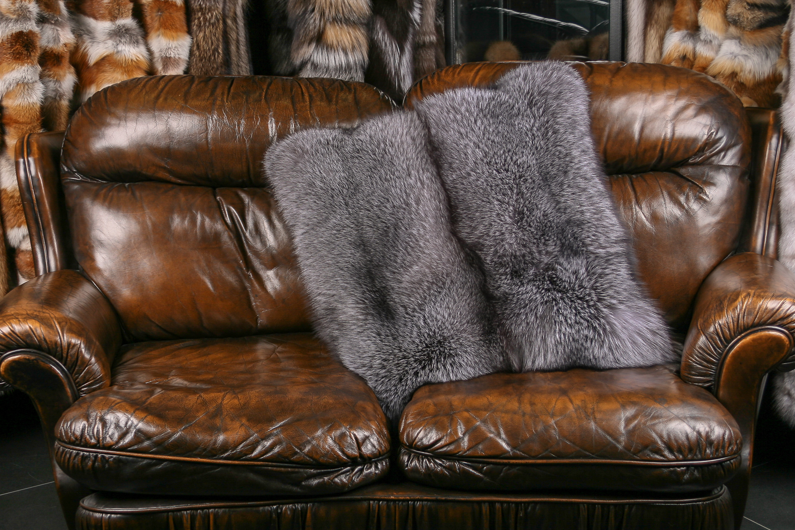 2-1173-Naturgraues-Blue-Frost-Fuchs-Fellkissen Naturgraues Blue Frost Fuchs Fellkissen (SAGA Fur)