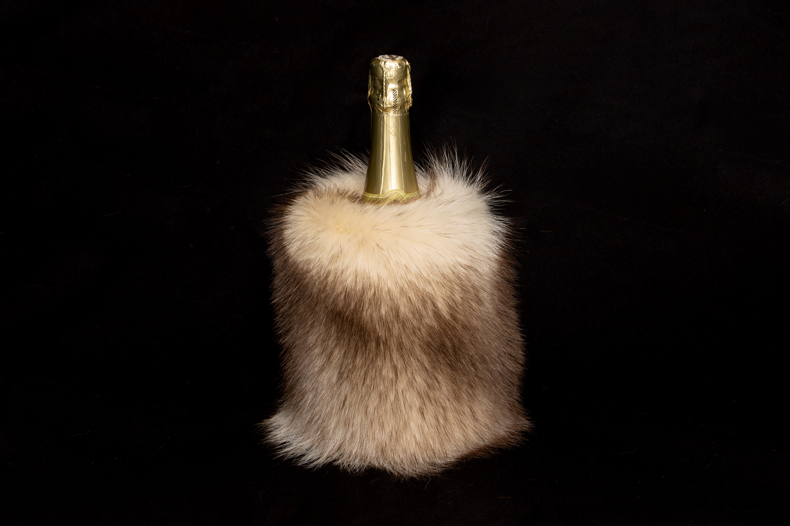 2-7030-Weinkuehler-beigem-kanadischen-Waschbaer-Lars-Paustian Weinkühler aus beigen kanadischen Waschbärfellen