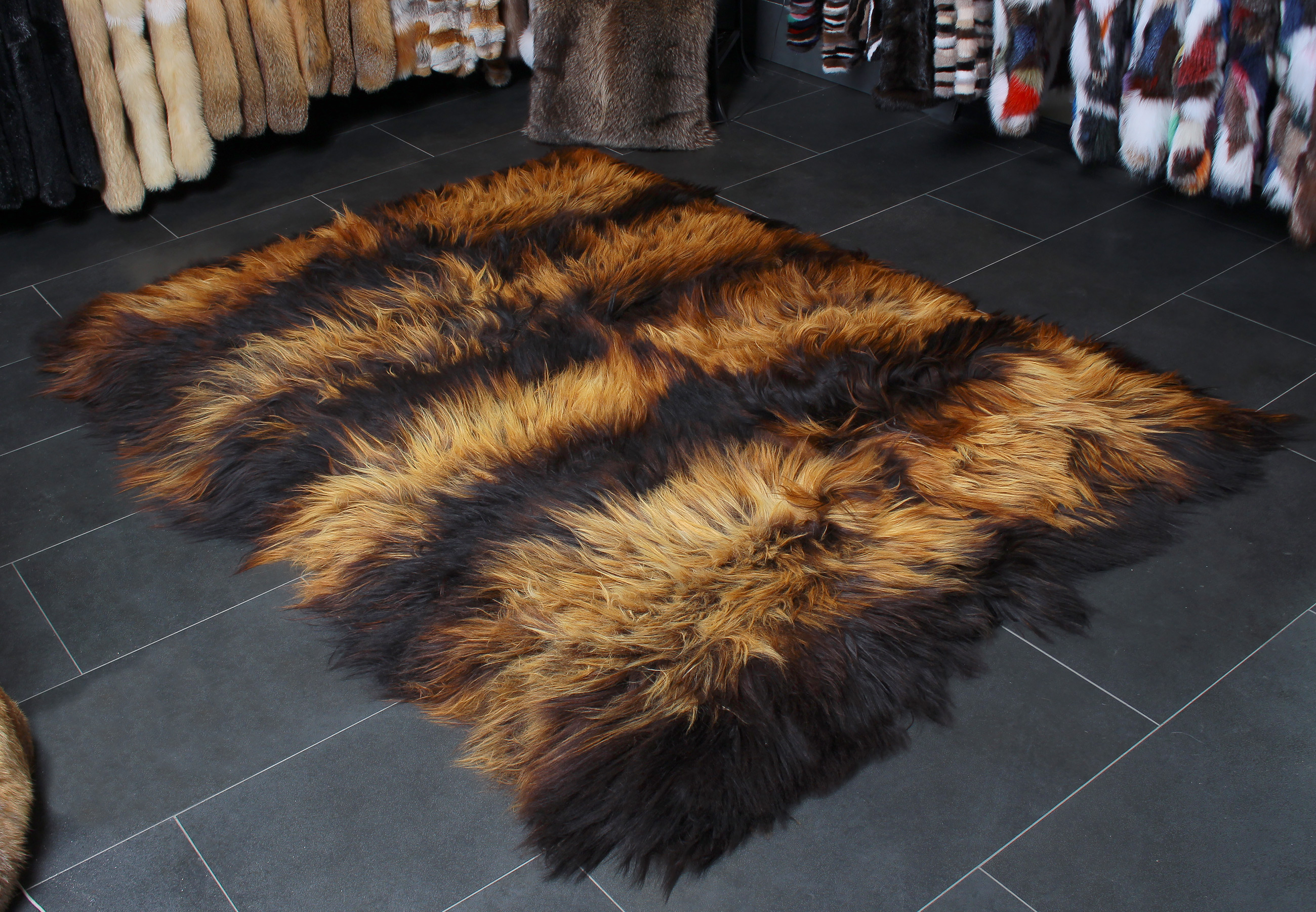 1-4007-feuriger-Lammfell-Teppich-Schwarz-Beige-Lars-Paustian Lammfell Teppich in Schwarz Beige