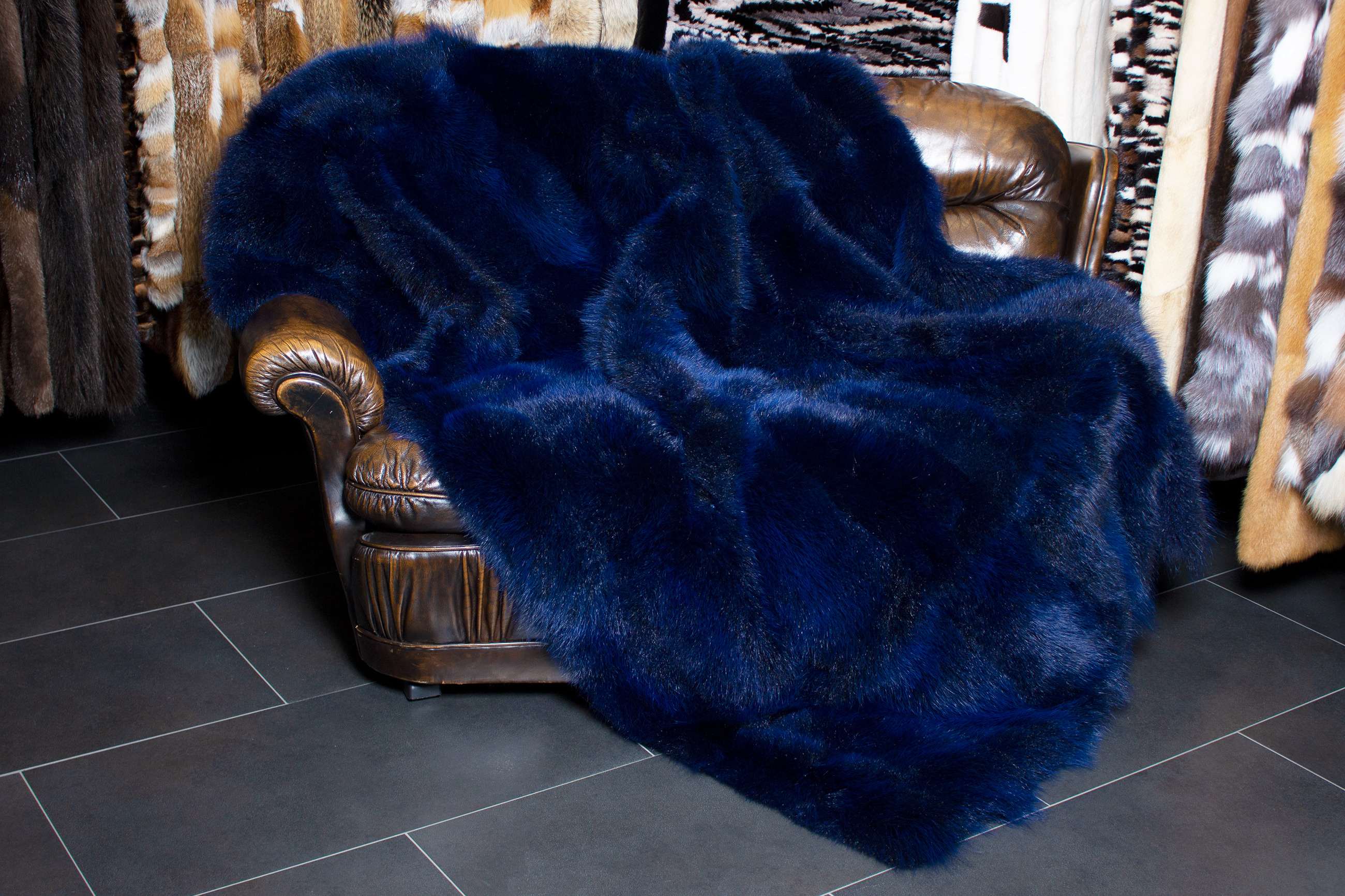 4-1740-Opossum-Pelzdecke-Dunkelblau-Lars-Paustian-Pelze Besondere Opossum Pelzdecke in Dunkelblau "Blue Ocean"