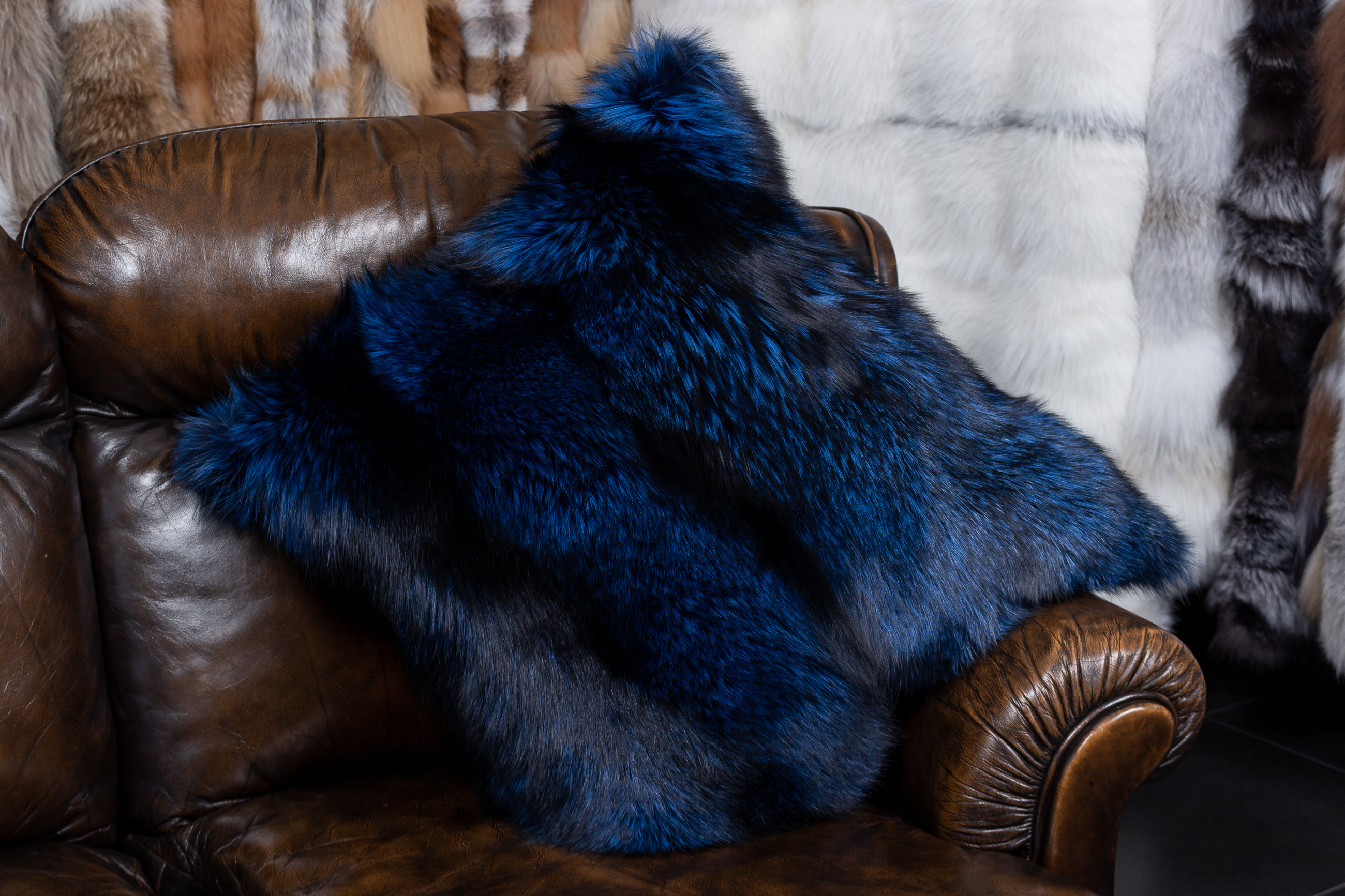 1-1870-Silberfuchs-Echtpelz-Kissen-Royalblau-Lars-Paustian Silberfuchs Echtpelz Kissen in Royalblau